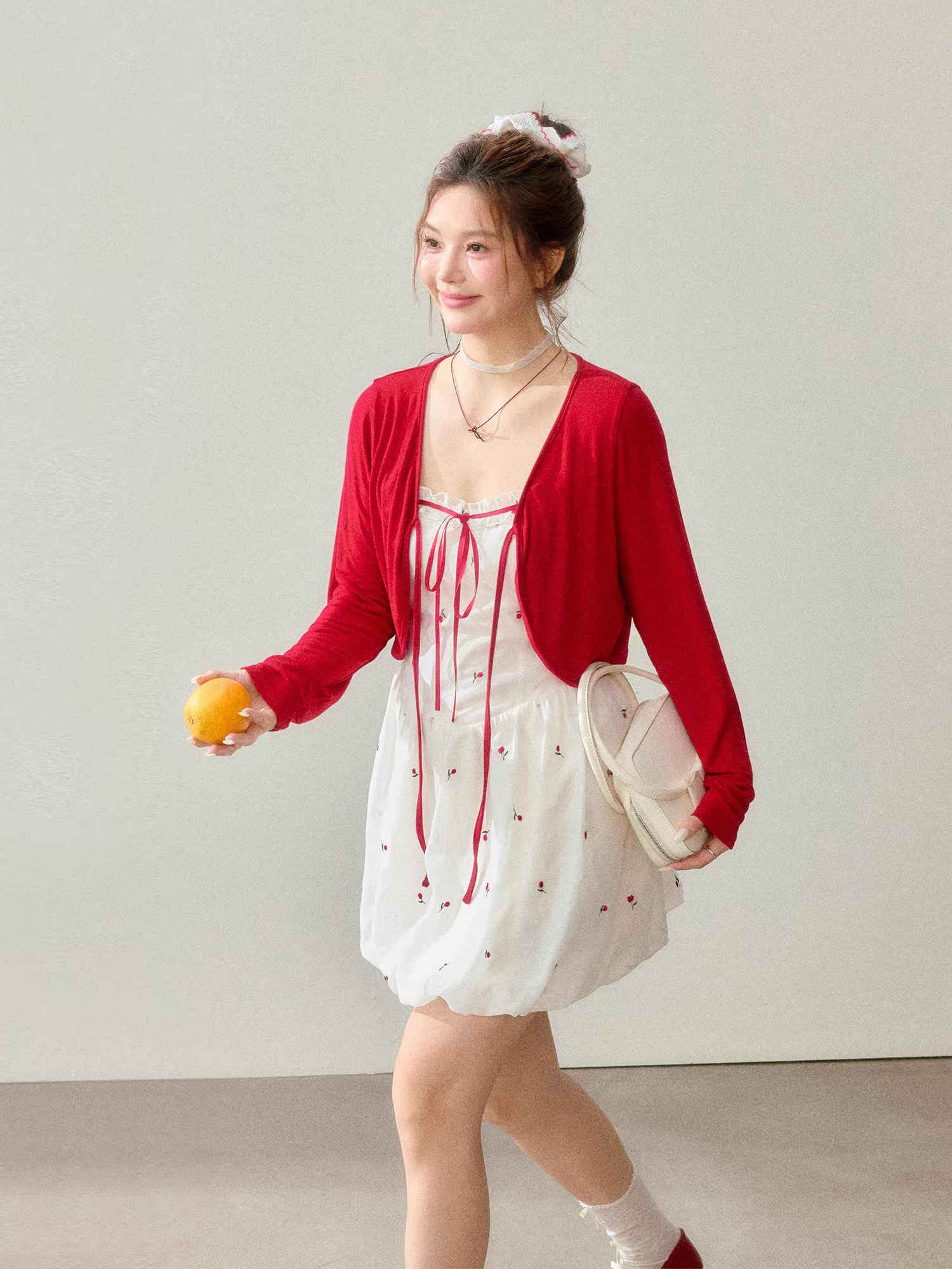 Quần áo nữ cỡ lớn dành cho các cô gái mũm mĩm, váy hoa trắng thon gọn, váy hoa dây spaghetti phong cách retro kiểu Pháp.