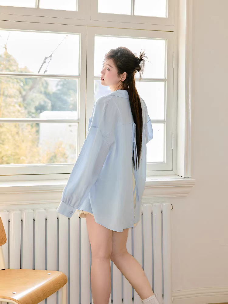 Bộ quần áo nữ cỡ lớn dành cho người hơi mũm mĩm, áo sơ mi mỏng kiểu dopamine với quần short denim cạp cao.