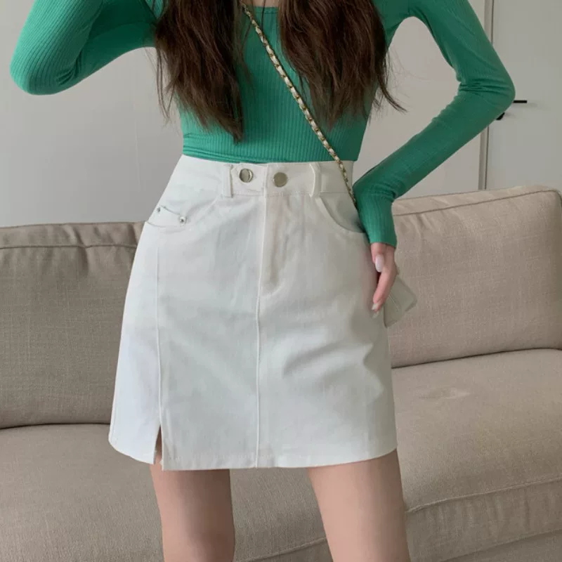 Váy ngắn denim xẻ tà màu trắng cỡ lớn, phong cách mùa hè Hàn Quốc, tôn dáng, ôm sát dáng người, váy chữ A, váy nửa thân màu trơn che hông cho cô gái mũm mĩm