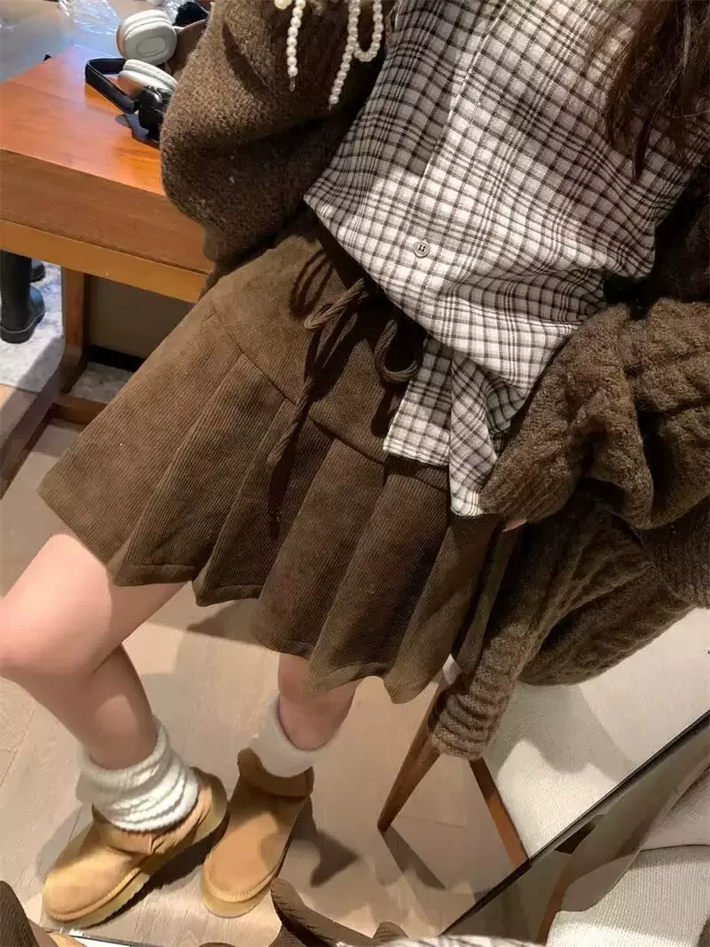 Váy xếp ly nhung tăm màu nâu cỡ lớn, váy ngắn chữ A cạp cao che hông mùa thu đông, váy nửa thân nhung tăm thiết kế tôn dáng.