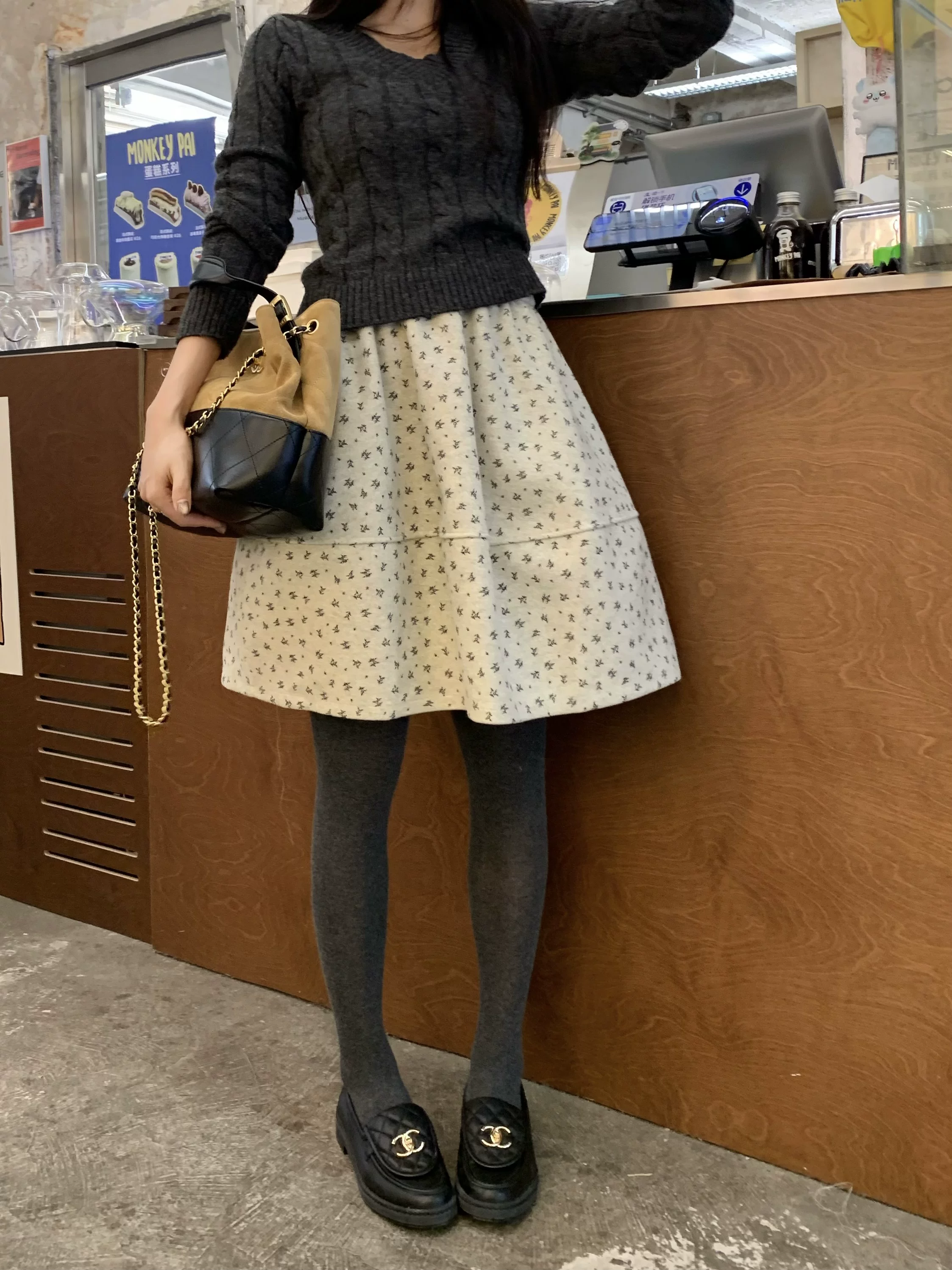 Váy len hoa, cỡ lớn mùa thu đông, phong cách Miu, váy ngắn chữ A tôn dáng, váy dù dài ngang hông che hông, váy nụ hoa phồng.