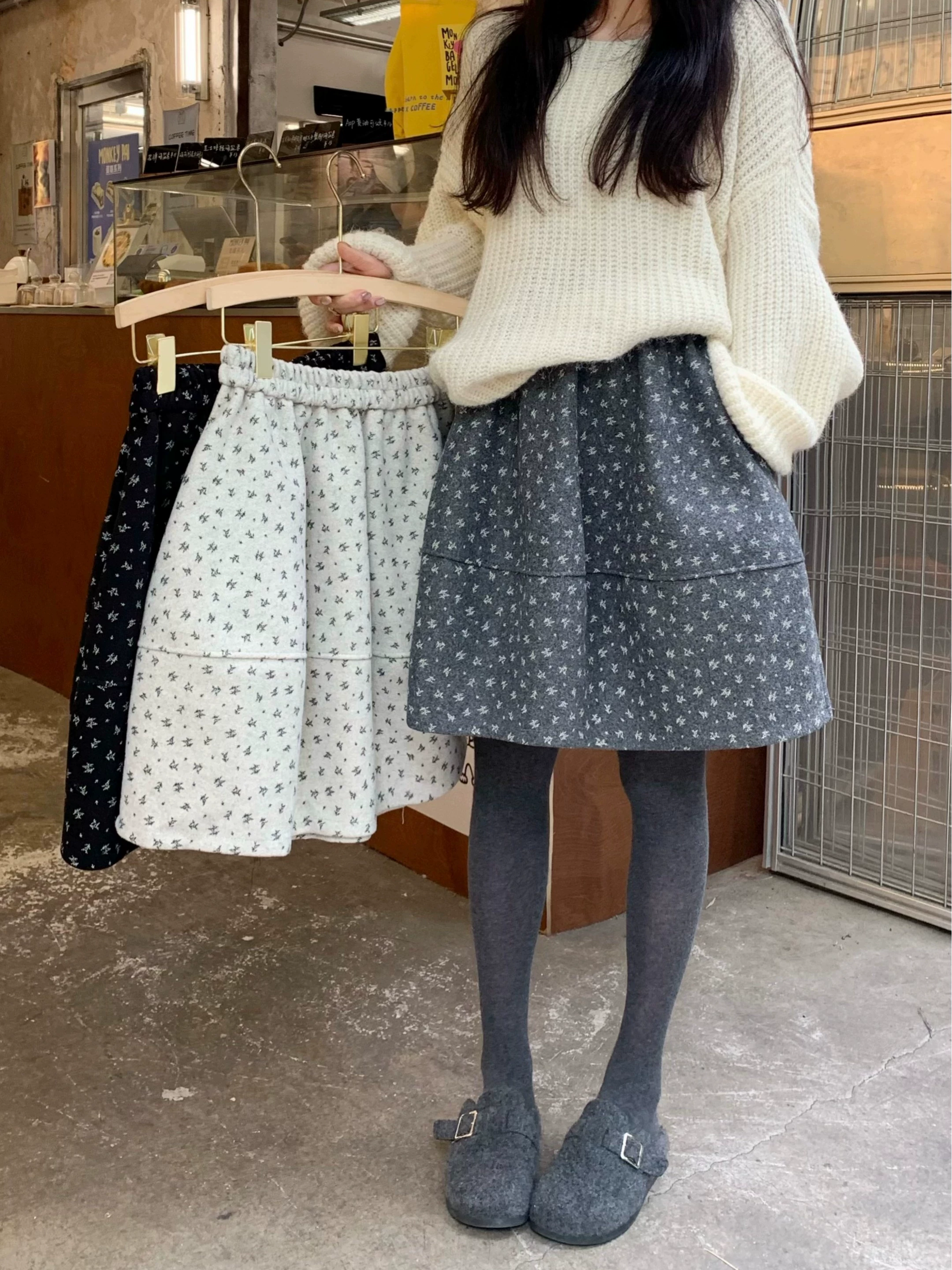 Váy len hoa, cỡ lớn mùa thu đông, phong cách Miu, váy ngắn chữ A tôn dáng, váy dù dài ngang hông che hông, váy nụ hoa phồng.