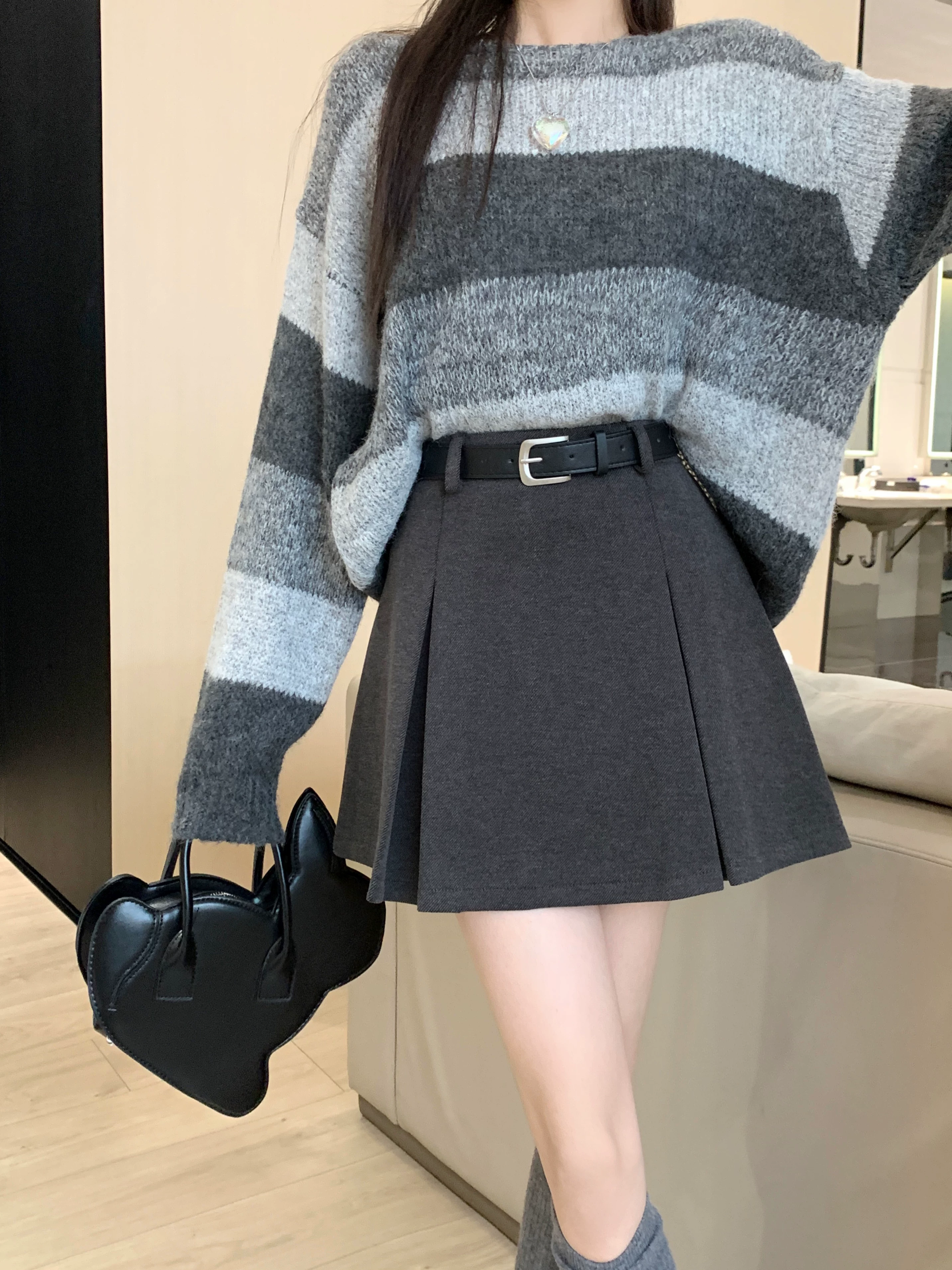 Váy len màu xám, thiết kế cỡ lớn mùa thu đông, váy ngắn dáng chữ A, váy xếp ly ôm hông màu cà phê cỡ nhỏ, cạp cao.