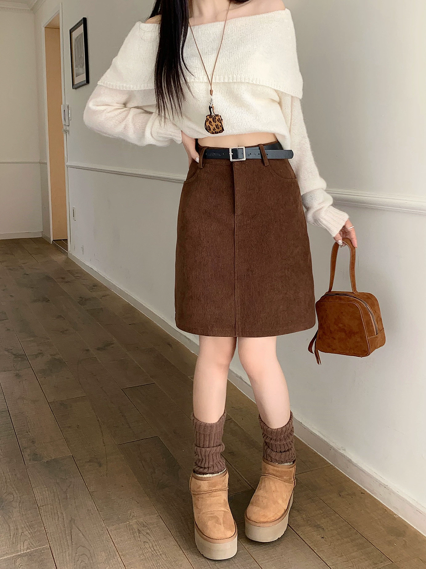 Váy nhung nâu cổ điển cỡ lớn dành cho nữ, mùa thu đông, váy ngắn chữ A cạp cao, váy midi ôm hông màu nâu.