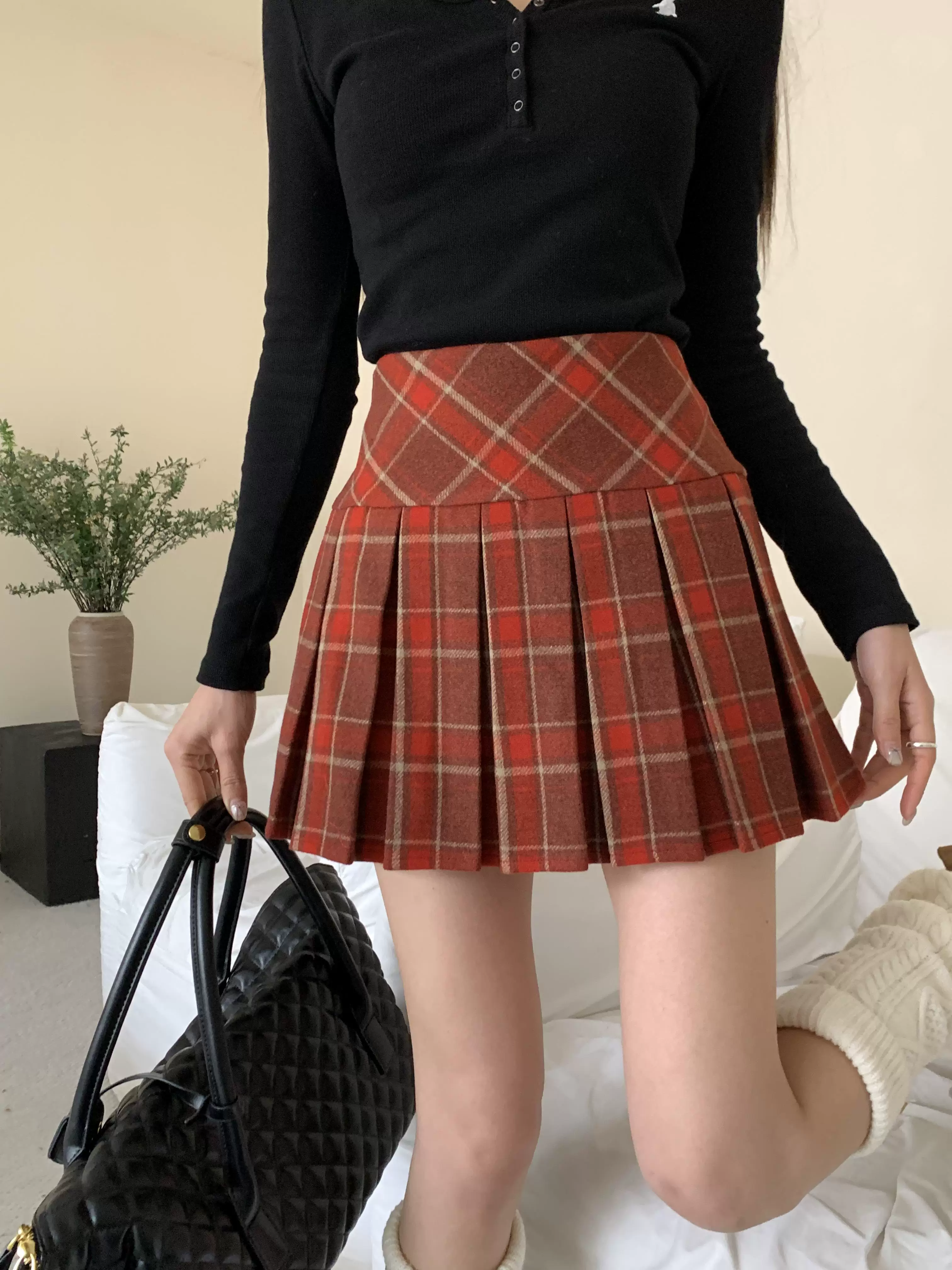 Váy xếp ly kẻ sọc đỏ phong cách preppy của Mỹ, váy ngắn kẻ sọc len dáng chữ A cạp cao cỡ lớn, váy ngắn mùa thu đông