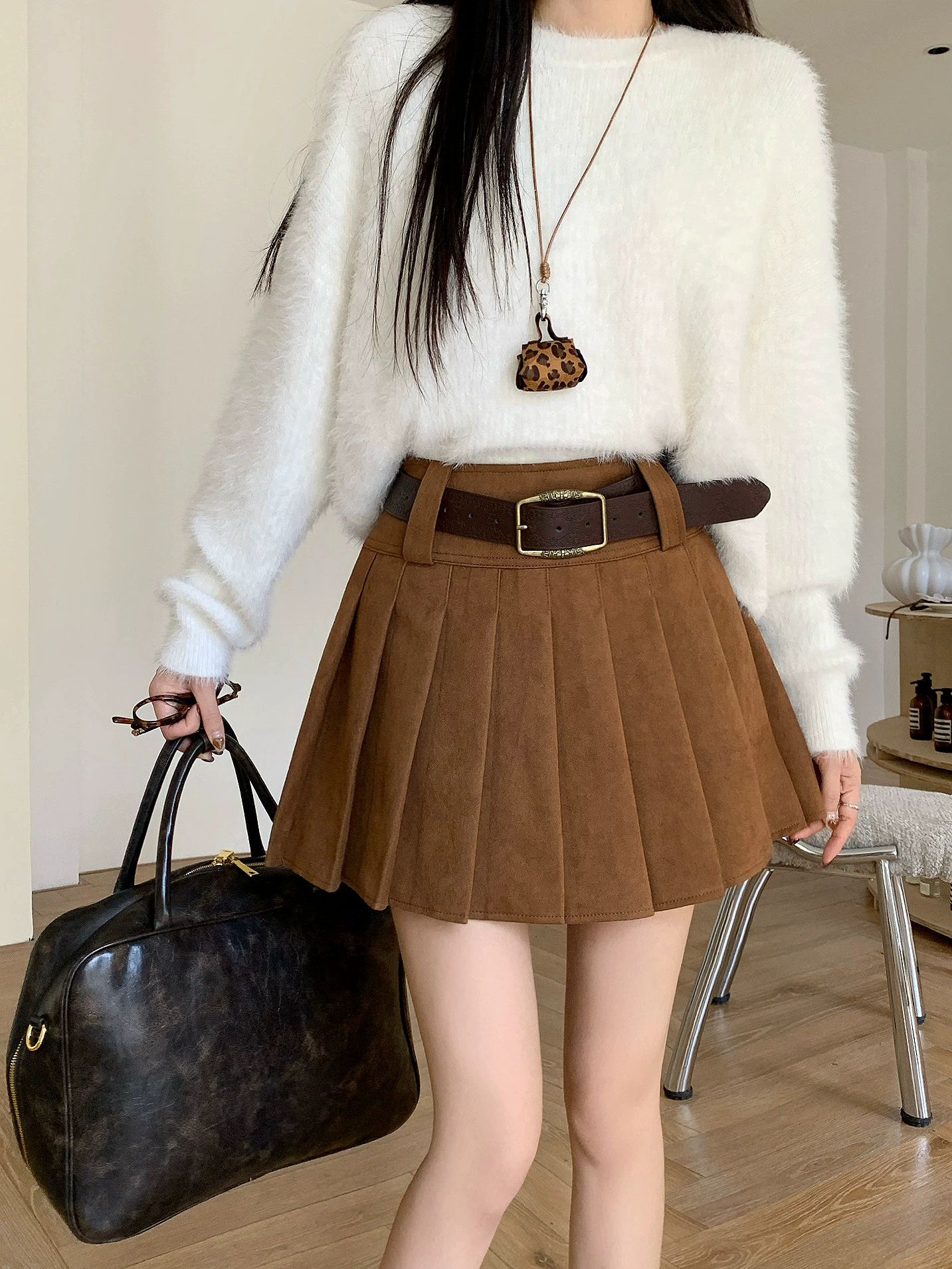 Váy xếp ly da lộn màu nâu cỡ lớn dành cho nữ, váy ngắn chữ A chống lộ dáng thu đông, váy nửa thân màu cà phê phong cách đại học.