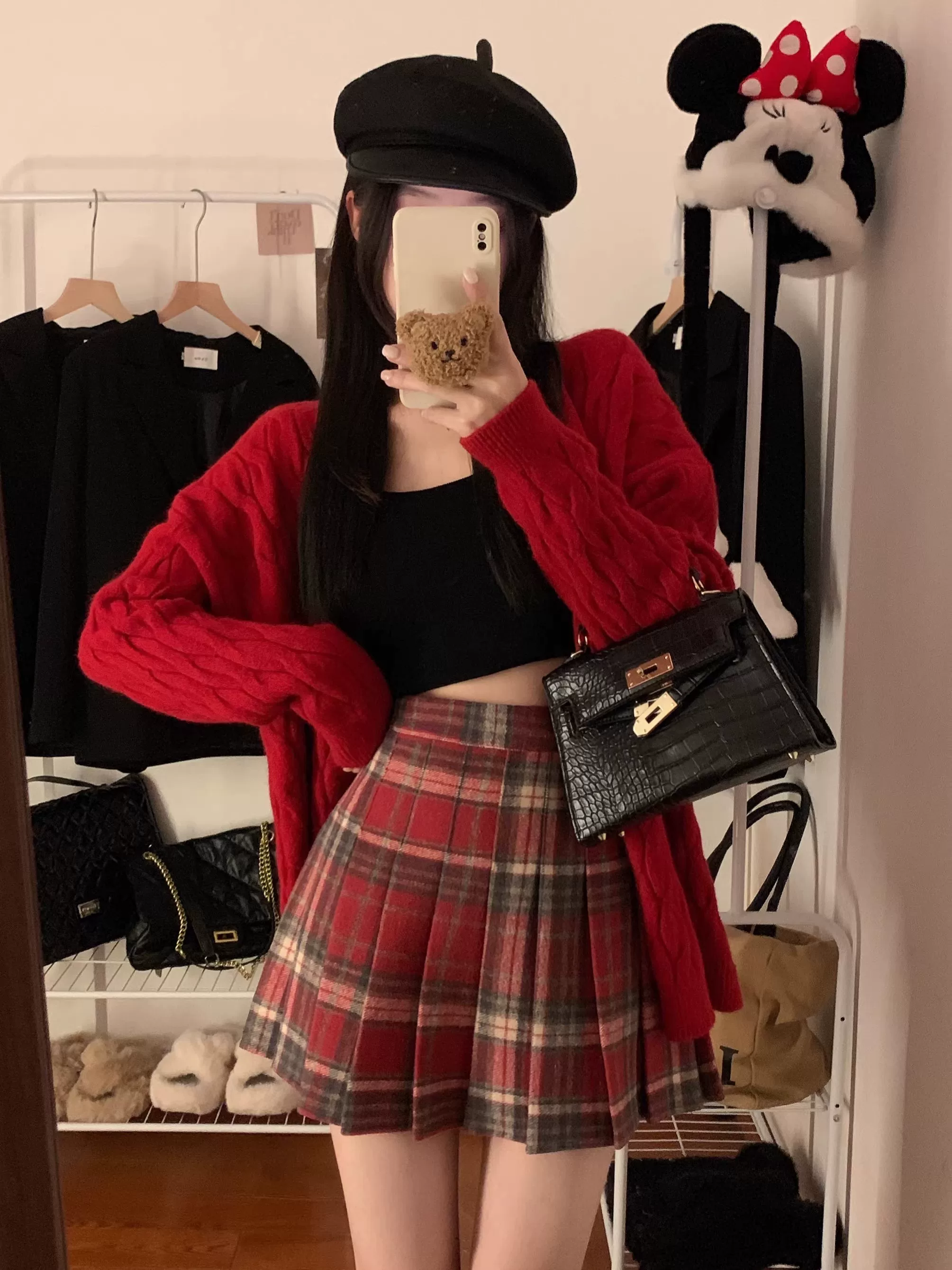 Váy xếp ly kẻ sọc đỏ len phong cách đại học dành cho nữ, mùa thu đông, cỡ lớn, eo cao, dáng nhỏ nhắn, váy ngắn chữ A giúp thon gọn.