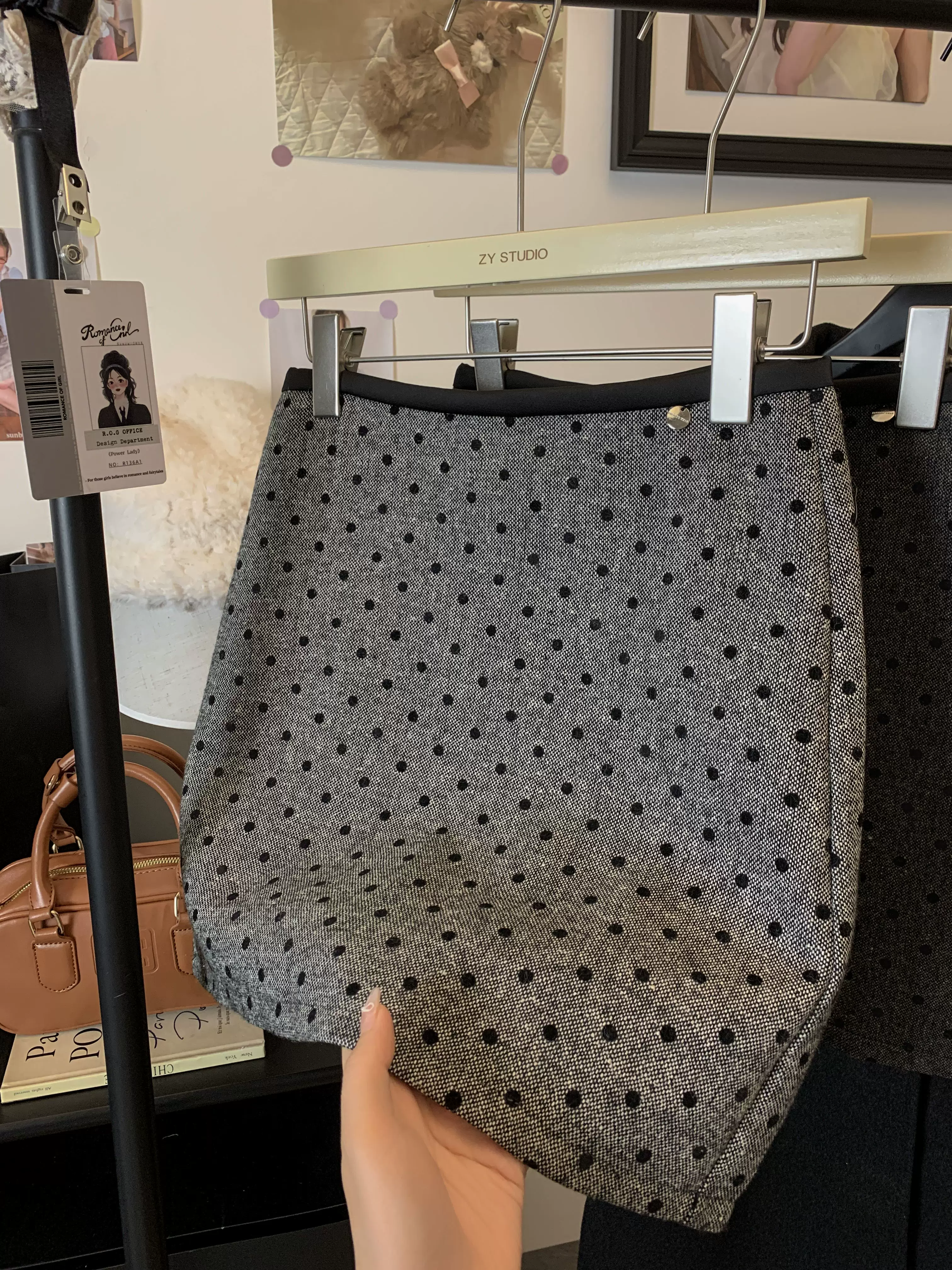 Váy chấm bi màu xám lưng cao cỡ lớn, váy chữ A len dáng ôm mùa thu đông, váy ngắn ôm hông chống lộ cho nữ.