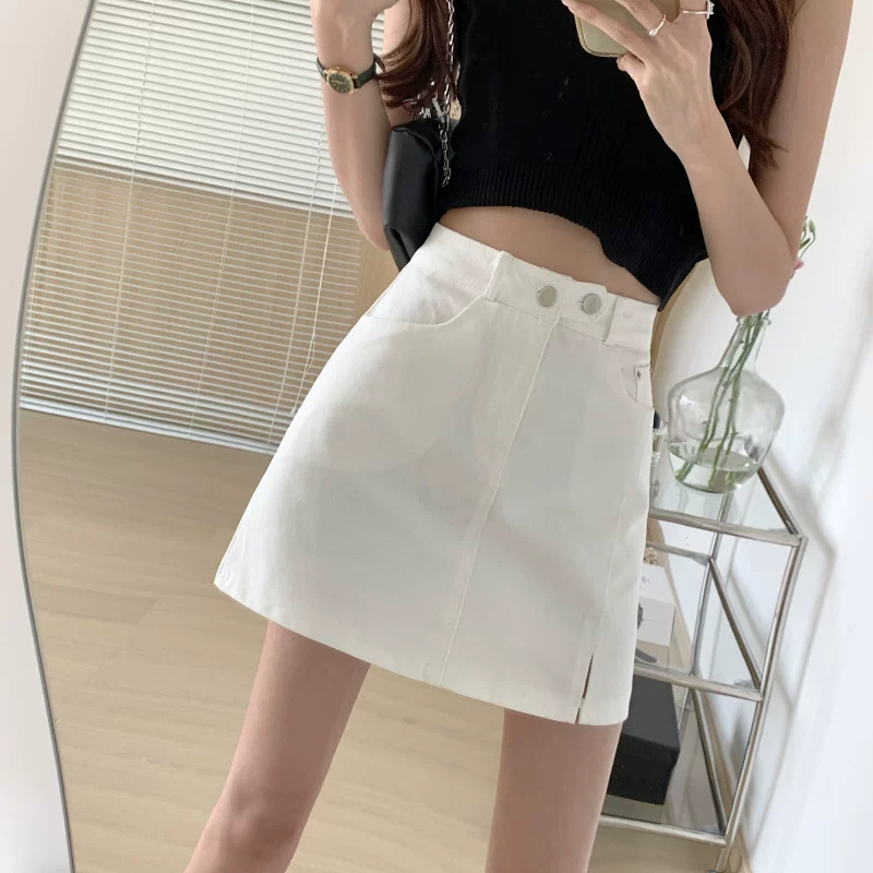 Váy denim trắng dáng xòe, có đường xẻ bên, kiểu dáng ôm dáng tôn vóc dáng, hợp thời trang mùa hè dành cho phụ nữ có đường cong.