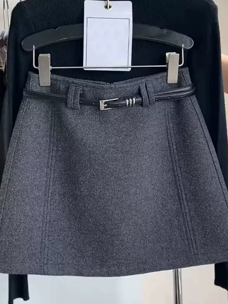 Váy len màu xám dành cho nữ mùa thu đông 2025, váy ngắn dáng chữ A màu cà phê, cạp cao ôm hông, chất liệu len chống lộ.