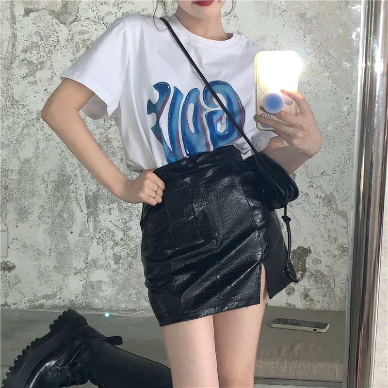 Chân váy da giả họa tiết cá sấu, kiểu dáng xẻ tà, dáng chữ A, mùa thu, size lớn, dành cho người mập, eo cao, ôm hông, chất liệu PU bóng, màu đen, chân váy ngắn