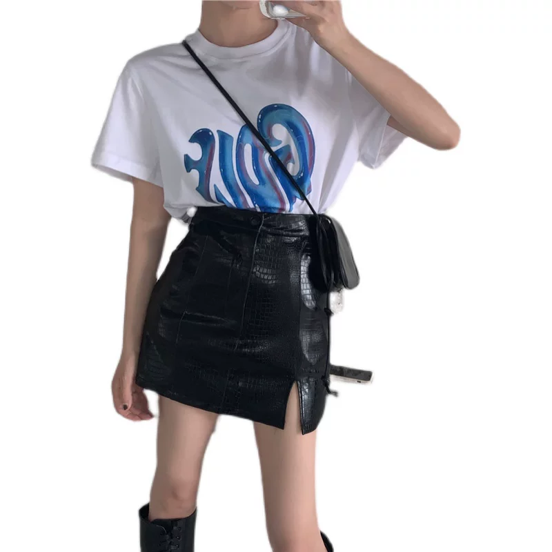 Chân váy da giả họa tiết cá sấu, kiểu dáng xẻ tà, dáng chữ A, mùa thu, size lớn, dành cho người mập, eo cao, ôm hông, chất liệu PU bóng, màu đen, chân váy ngắn