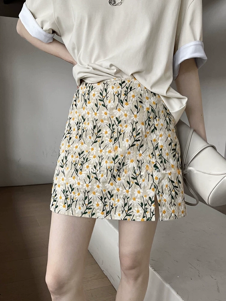 Váy thêu hoa cúc cỡ lớn dành cho nữ, váy chữ A ba chiều dày dặn mùa hè, váy ngắn xẻ tà cao eo tôn dáng.