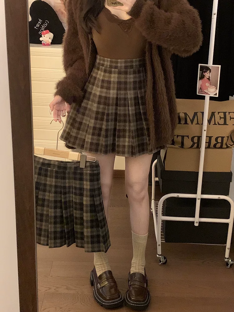 Váy xếp ly kẻ sọc nâu nữ, kiểu dáng chữ A, thu đông 2025, mới, cạp cao, tôn dáng, váy ngắn kiểu JK