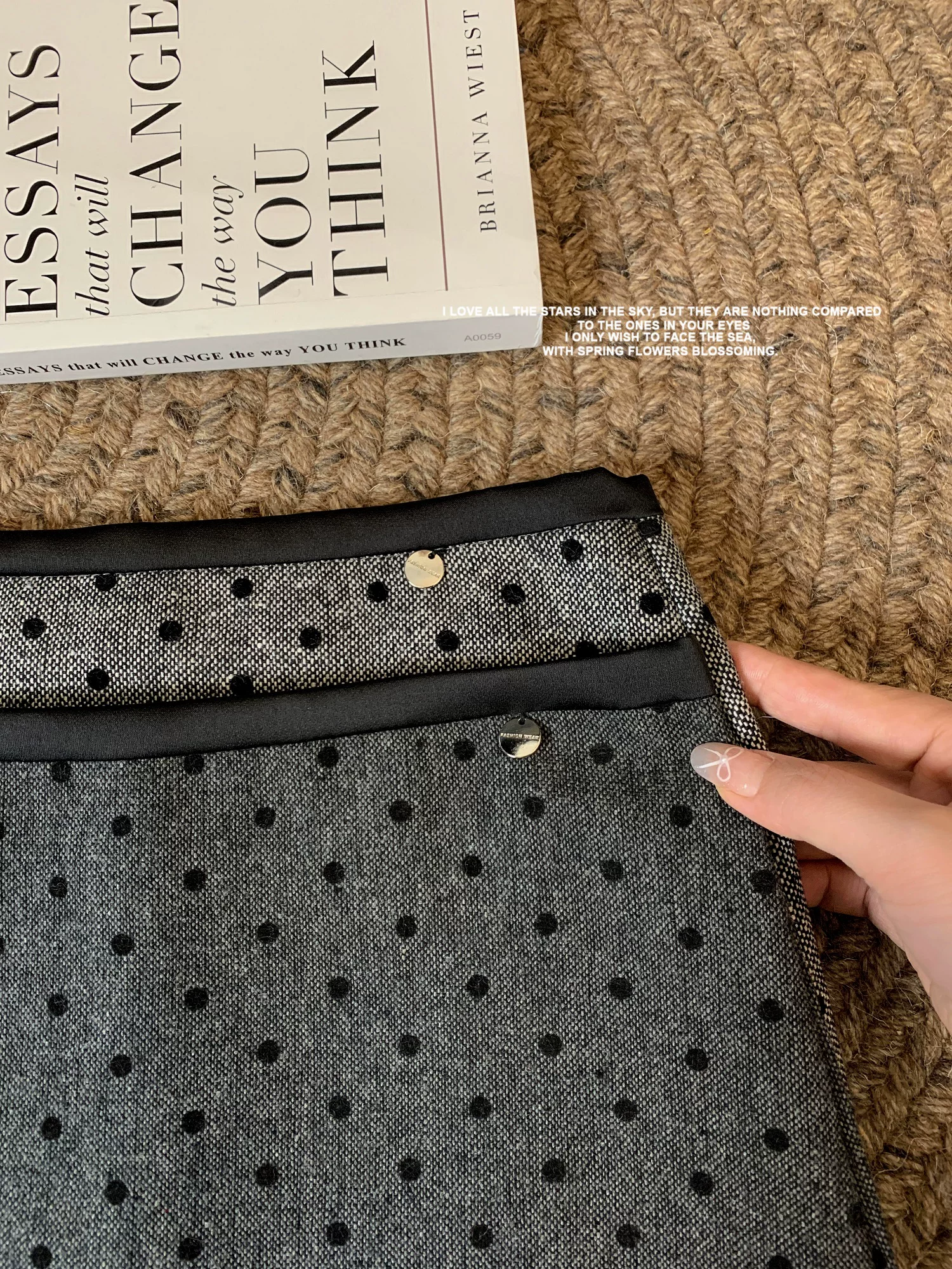 Váy chấm bi màu xám lưng cao cỡ lớn, váy chữ A len dáng ôm mùa thu đông, váy ngắn ôm hông chống lộ cho nữ.