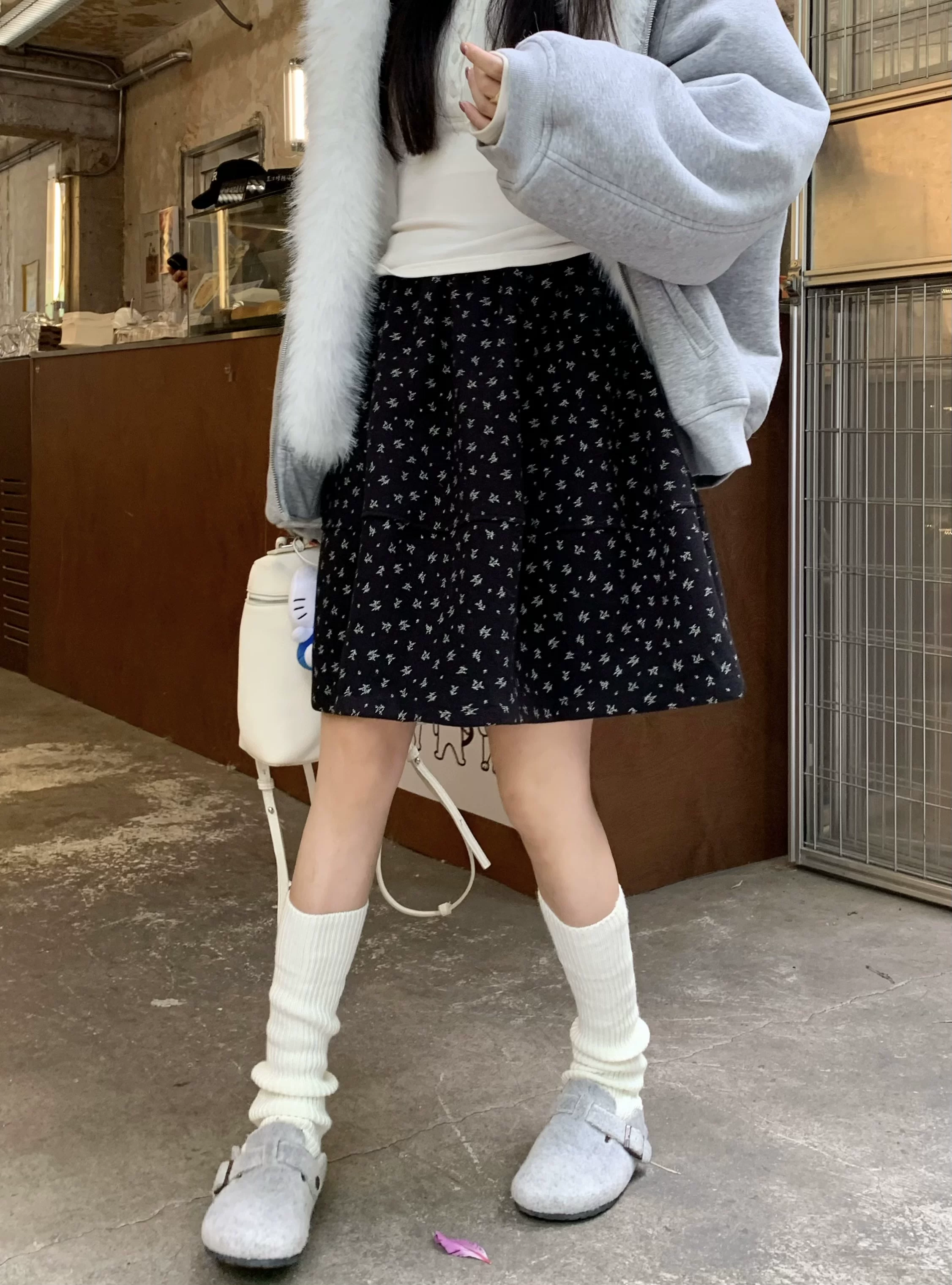 Váy len hoa, cỡ lớn mùa thu đông, phong cách Miu, váy ngắn chữ A tôn dáng, váy dù dài ngang hông che hông, váy nụ hoa phồng.