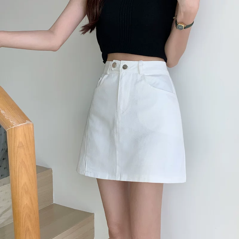 Váy denim trắng dáng xòe, có đường xẻ bên, kiểu dáng ôm dáng tôn vóc dáng, hợp thời trang mùa hè dành cho phụ nữ có đường cong.