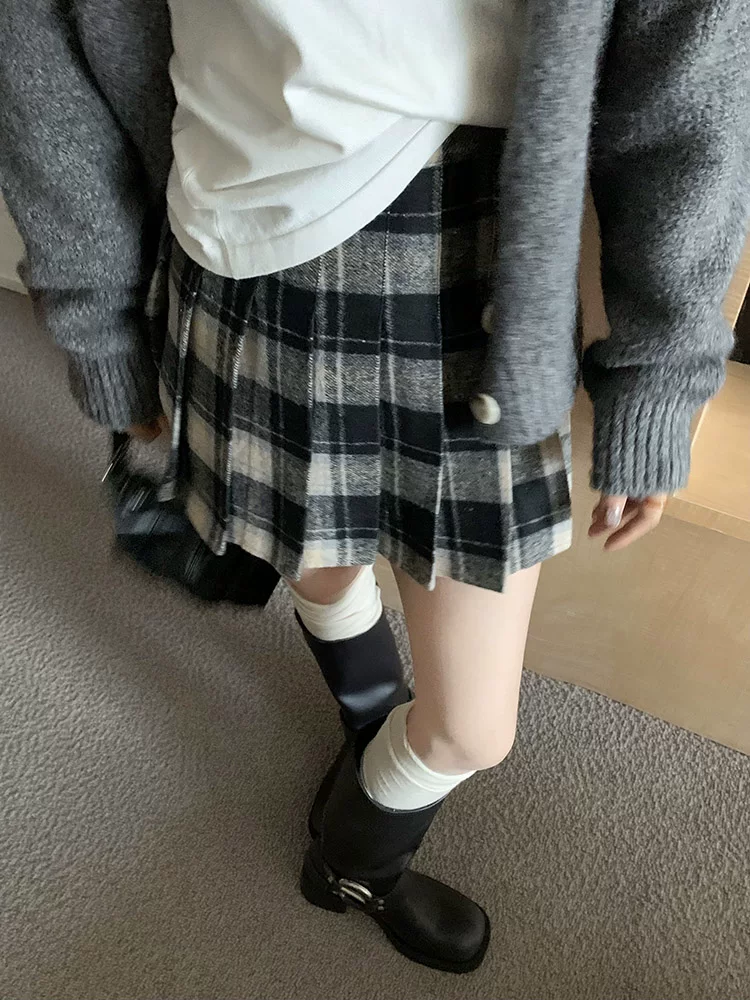 Váy xếp ly kẻ sọc đỏ cổ điển bằng len cỡ lớn dành cho nữ, mùa thu đông, váy ngắn chữ A eo cao thon gọn dành cho người nhỏ nhắn.