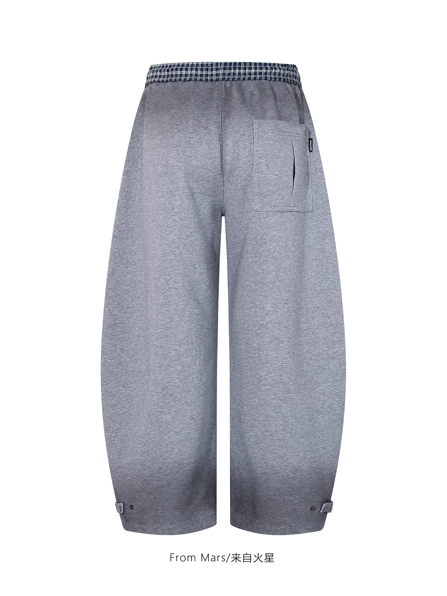 Từ sao Hỏa, một chiếc quần thể thao dáng rộng, thiết kế theo phong cách retro, kiểu dáng thể thao, không thể bỏ lỡ.