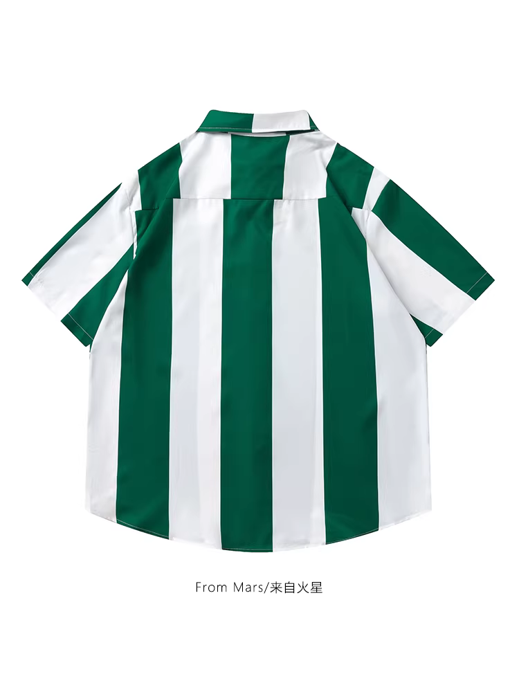 Từ sao Hỏa là điều đáng chờ đợi. Áo sơ mi ngắn tay thời trang sọc dọc phối màu theo xu hướng châu Âu và Mỹ, kiểu dáng rộng rãi và thoải mái.
