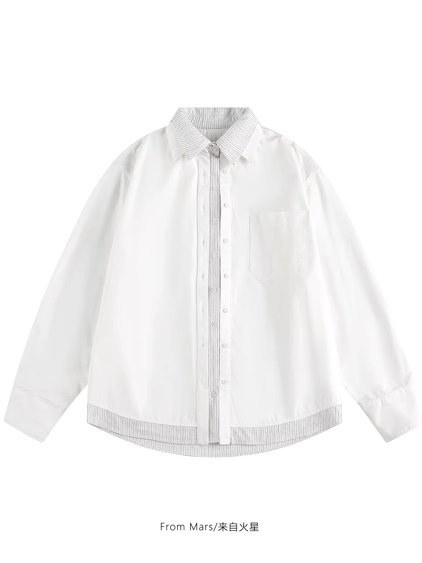 Từ sao Hỏa, bất ngờ phát hiện ra một chiếc áo sơ mi dài tay dáng rộng, phối họa tiết sọc giả hai mảnh, kiểu dáng lười biếng dành cho các cặp đôi.