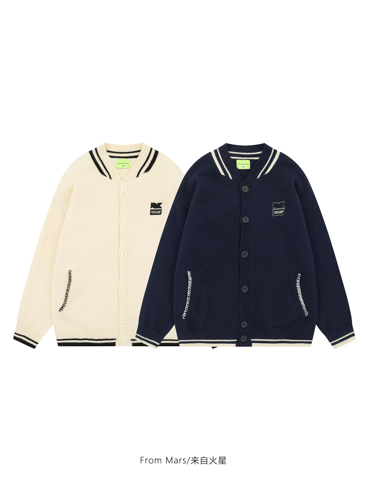 Từ Mars đã xác nhận rằng chiếc áo len cardigan cổ chữ V theo phong cách preppy là một chiếc áo khoác len dệt kim rộng rãi, thoải mái, đa năng và có thể được phối theo phong cách BF (người yêu).