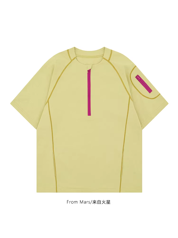 Từ Mars thích chia sẻ quần áo thể thao thời trang in họa tiết nửa tay, nửa khóa kéo, kiểu dáng rộng rãi, phong cách giản dị mùa hè.