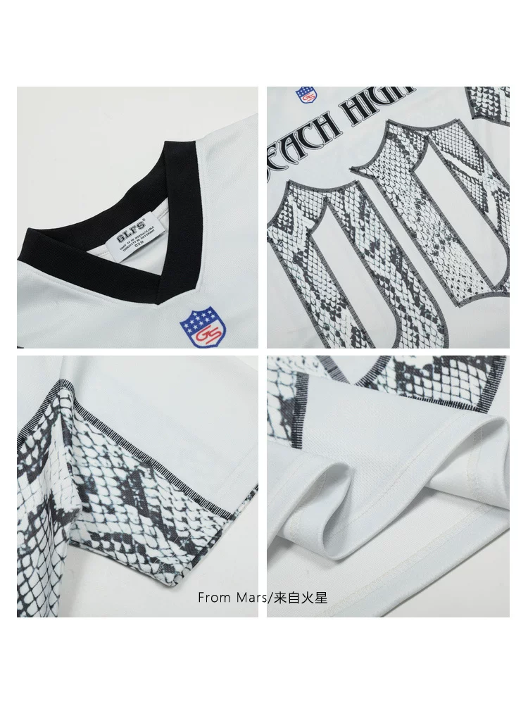 Từ sao Hỏa, nhiều lần được chứng minh rằng chiếc áo thun ngắn tay dáng rộng, đa năng, in họa tiết thể thao theo phong cách đường phố Mỹ là hoàn hảo cho mùa hè.