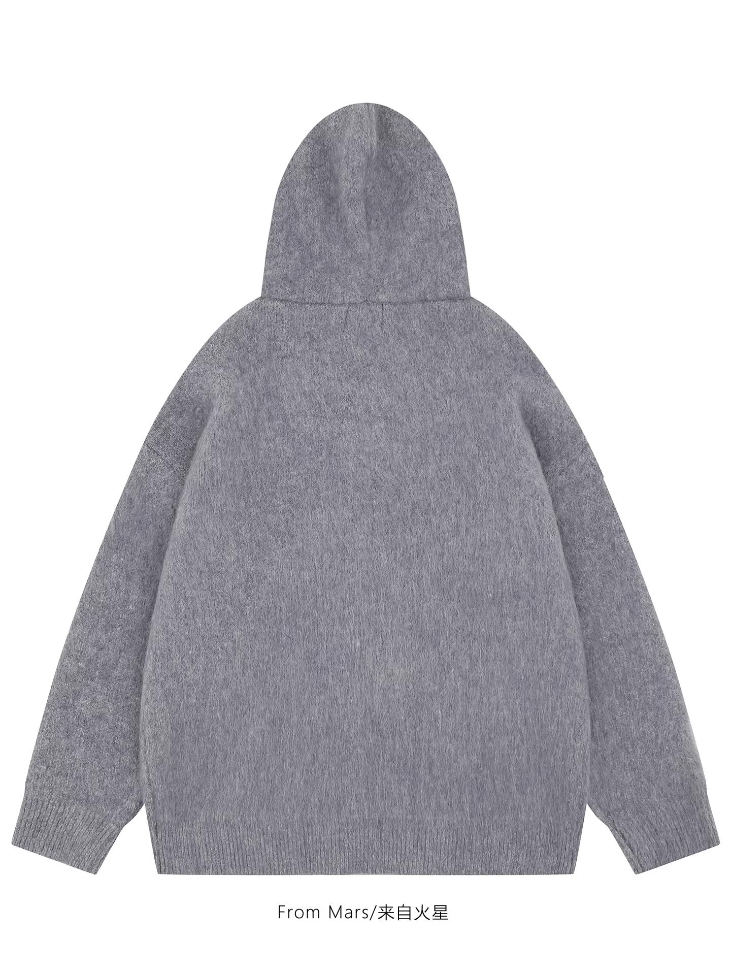 Từ Mars liên tục cập nhật phong cách thiết kế độc đáo của mình với chiếc áo len dệt kim có mũ trùm đầu kiểu dáng rộng rãi, thoải mái dành cho cặp đôi.