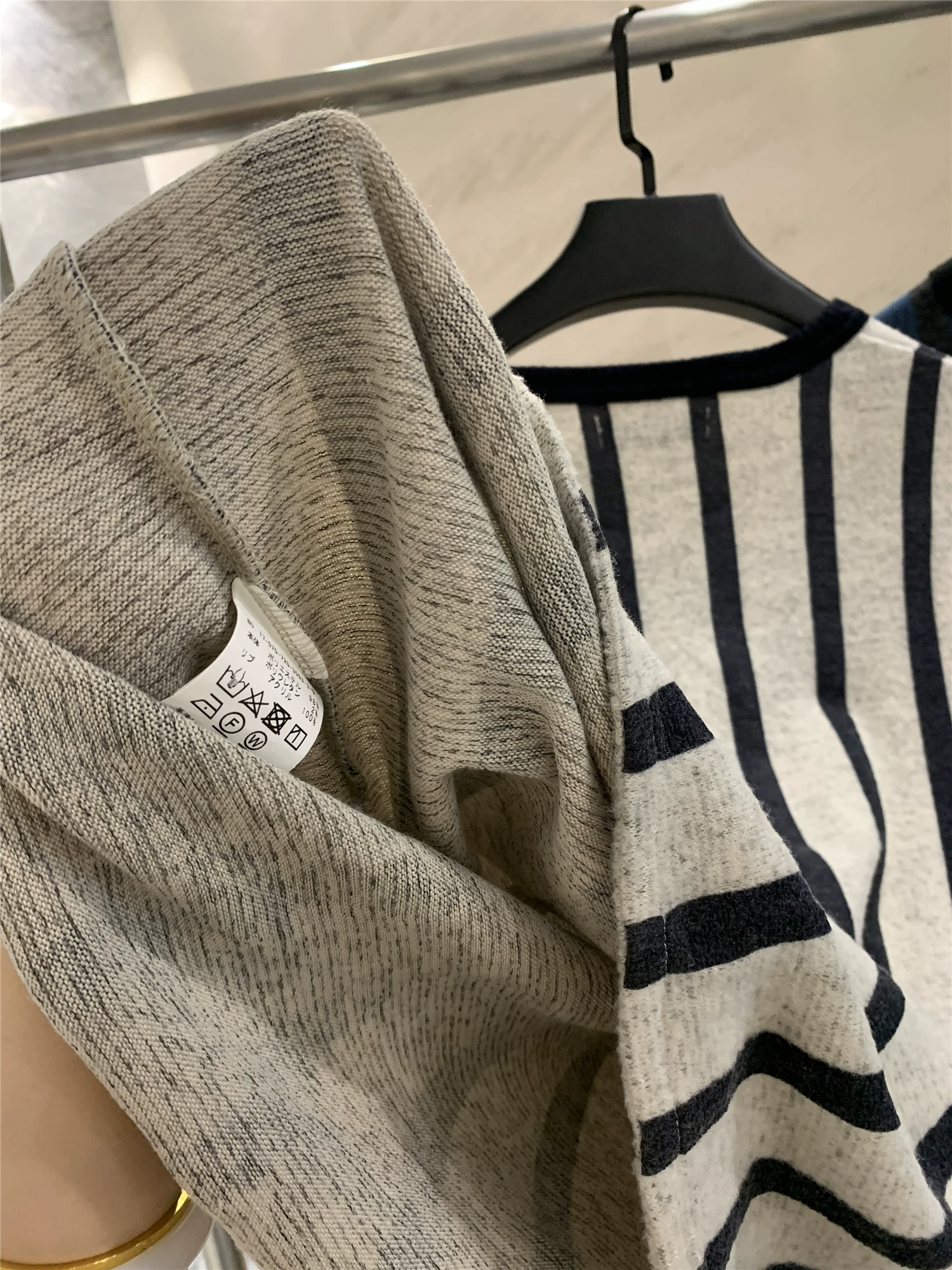 Don Quixote, một thương hiệu độc đáo! Sọc dọc + họa tiết kẻ caro! Áo len dệt kim mềm mại và tinh tế dành cho nam giới vào mùa xuân và mùa thu.