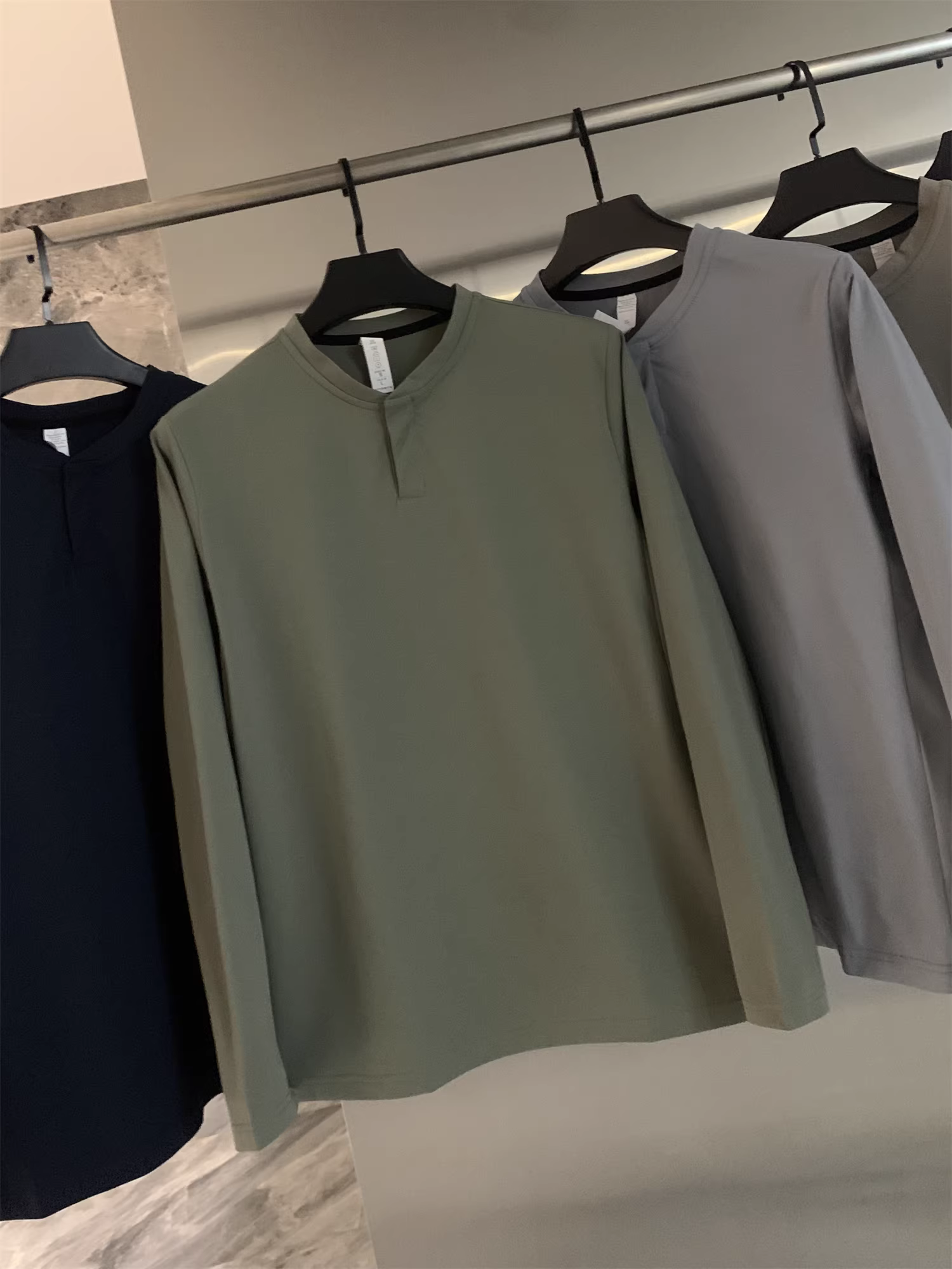 Áo cổ Henry kiểu Âu Mỹ của Don Quixote! Áo nỉ nam màu trơn nhanh khô, thể thao, đa năng, hợp thời trang