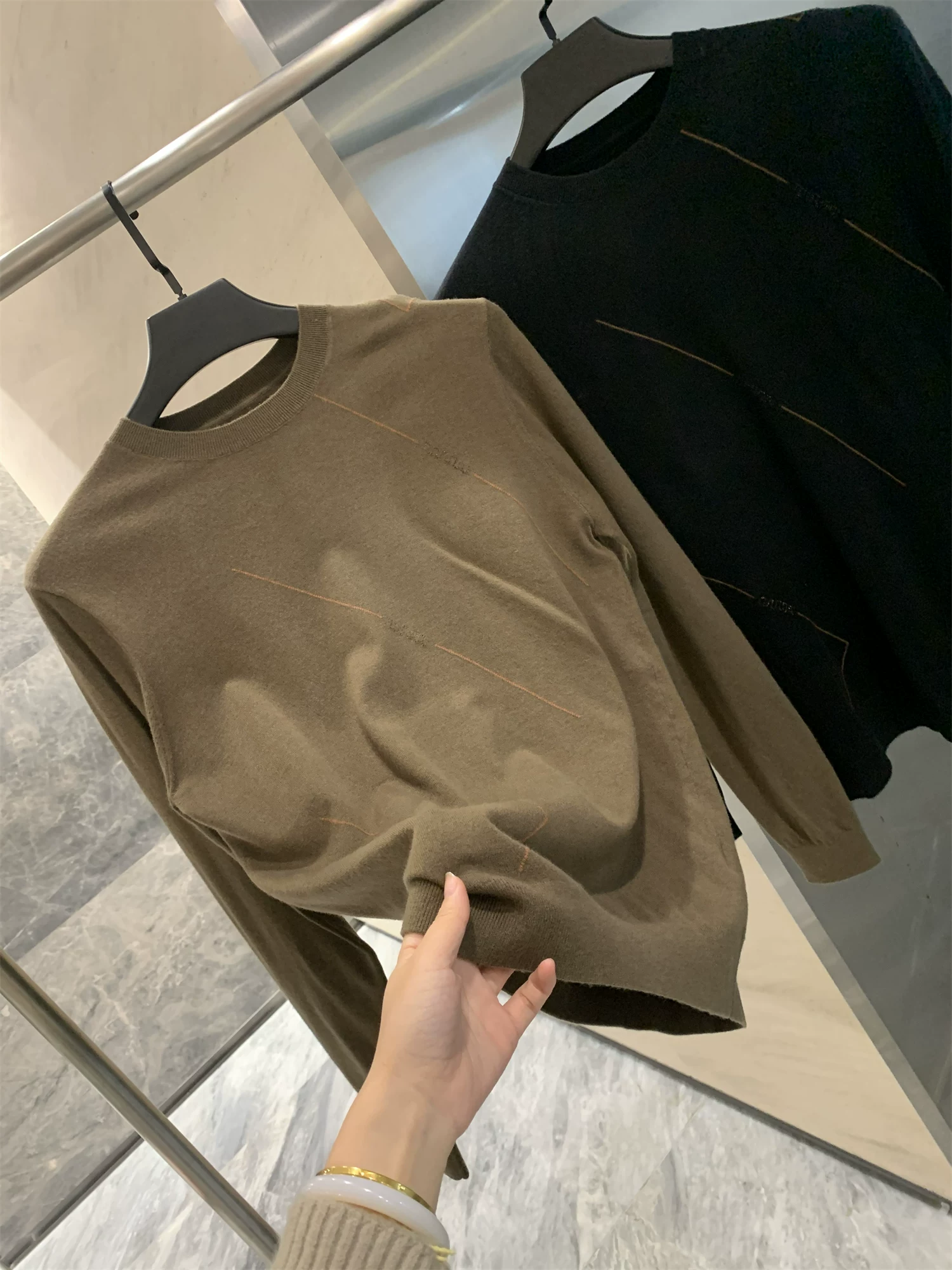 Áo len Don Quixote dệt kim mịn, thoáng khí và thân thiện với làn da! Áo len chui đầu cổ tròn đa năng, phong cách thường ngày dành cho nam giới trong mùa xuân và mùa thu.