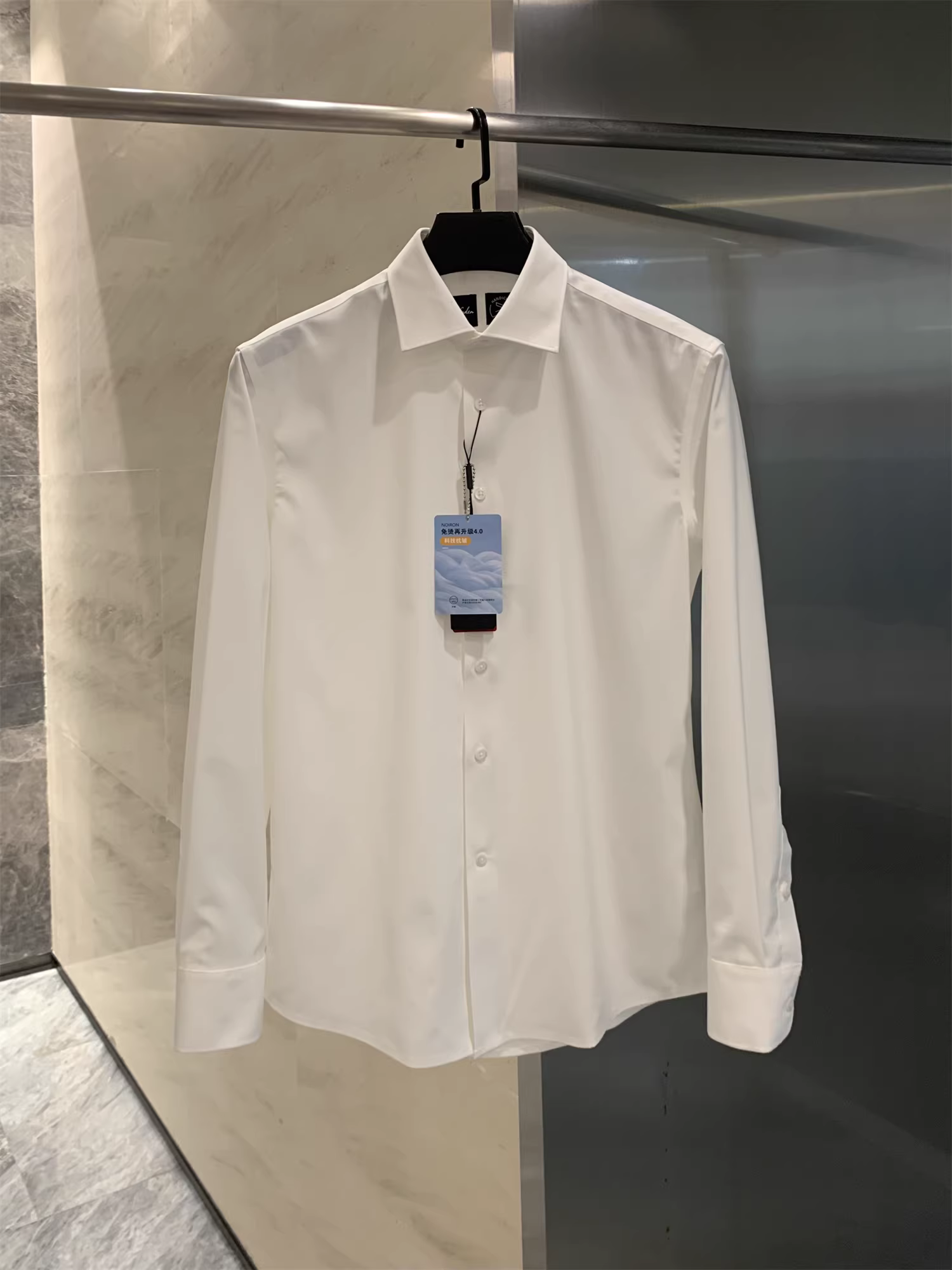 Don Quixote Z series 6900! Không nhăn 4.0! Áo sơ mi dài tay cho nam, chất liệu mềm mại, tạo cảm giác bóng mượt.