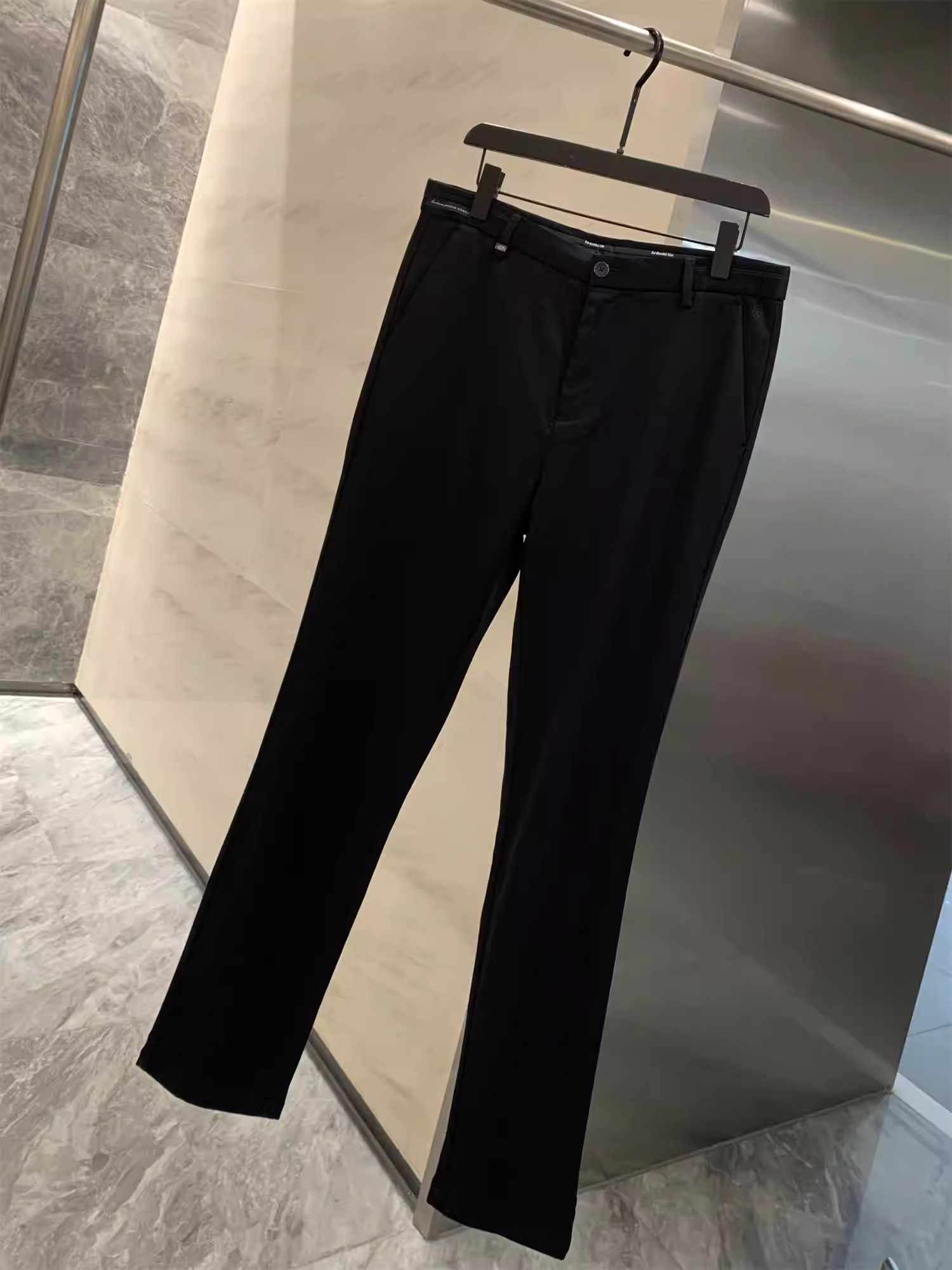 Dòng sản phẩm Don Quixote Light and Warm Cashmere! Chất liệu cashmere cao cấp! Quần âu ống đứng mềm mại và tinh tế dành cho nam.