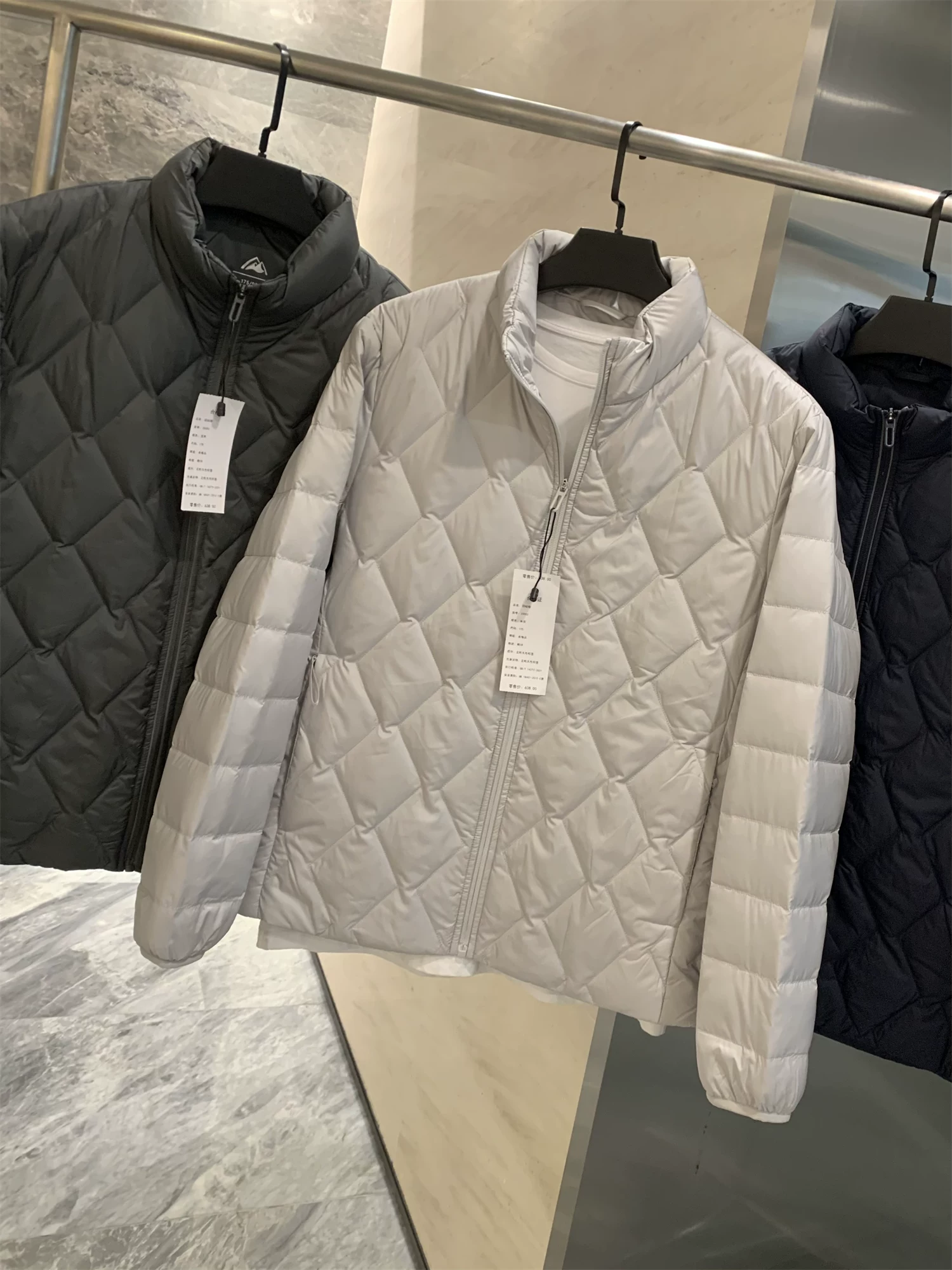 Áo khoác nam cổ đứng, thiết kế may chần bông Don Quixote, ngăn chứa đồ riêng biệt! 90% lông vũ vịt! Nhẹ và ấm áp, hợp thời trang cho mùa đông.