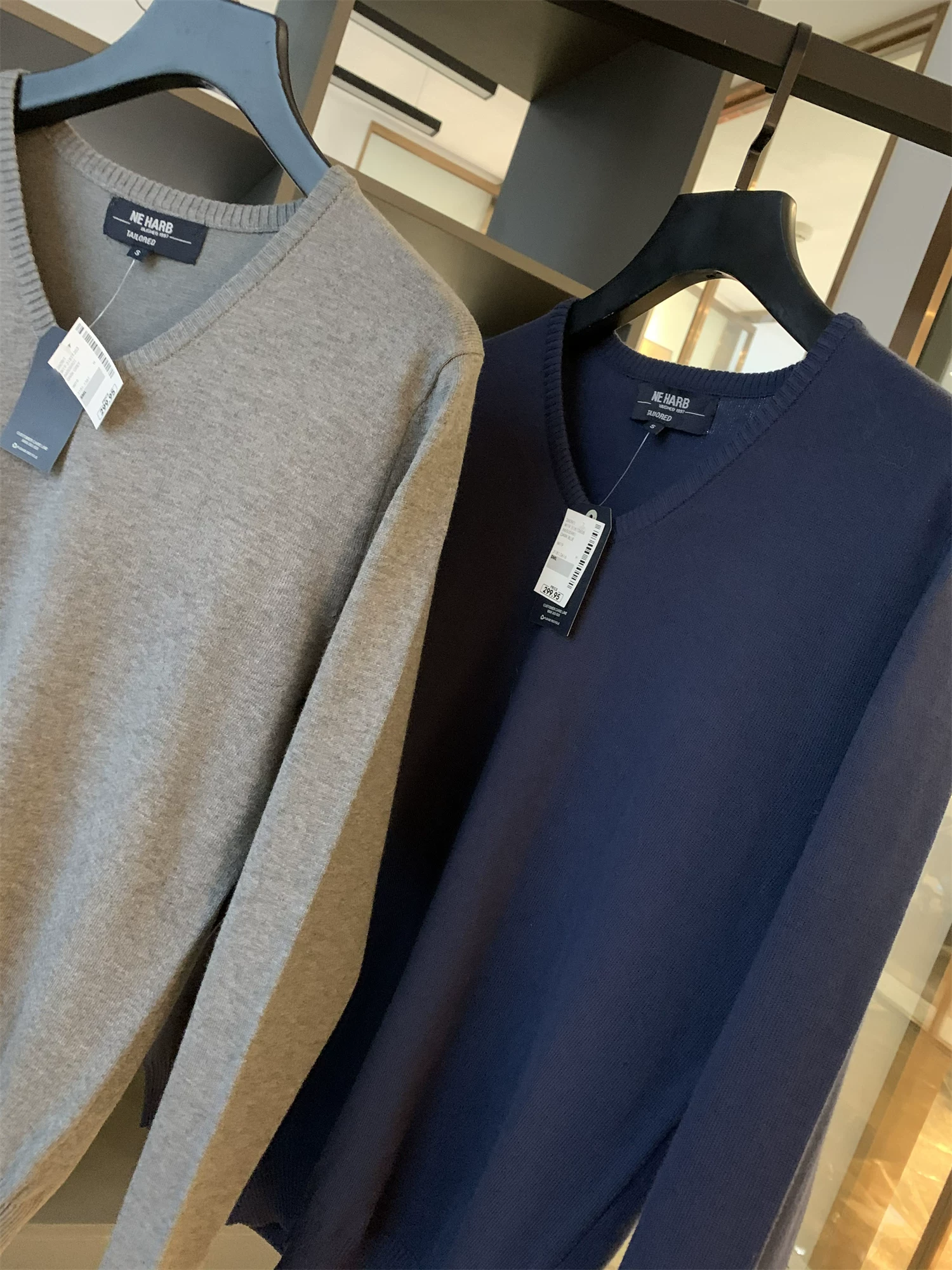 Don Quixote tự mình đến Nam Phi! Giá cả phải chăng! Áo len dệt kim màu trơn cổ chữ V dành cho nam mùa xuân.