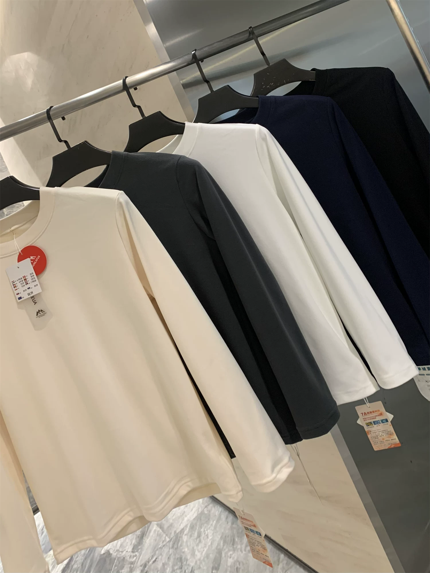 Don Quixote đang giảm giá lớn! Vải giữ nhiệt hai mặt! Áo thun cổ đứng màu trơn, giữ nhiệt, ấm áp, mềm mại, co giãn cao dành cho nam.