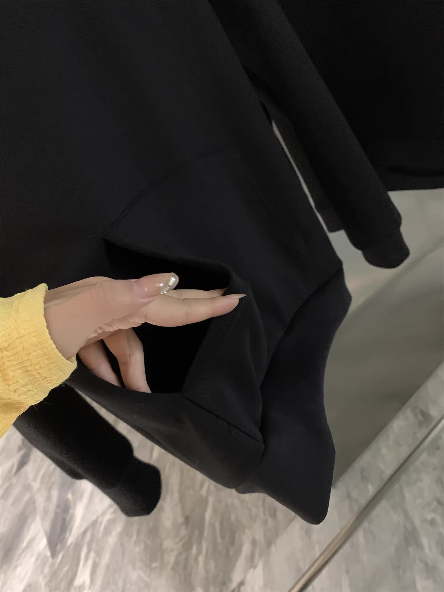 Don Quixote cá nhân cũng khuyên dùng! Áo nỉ nam có mũ trùm đầu, lót lông cừu, dày dặn, ấm áp, màu đen, thích hợp cho mùa thu đông.