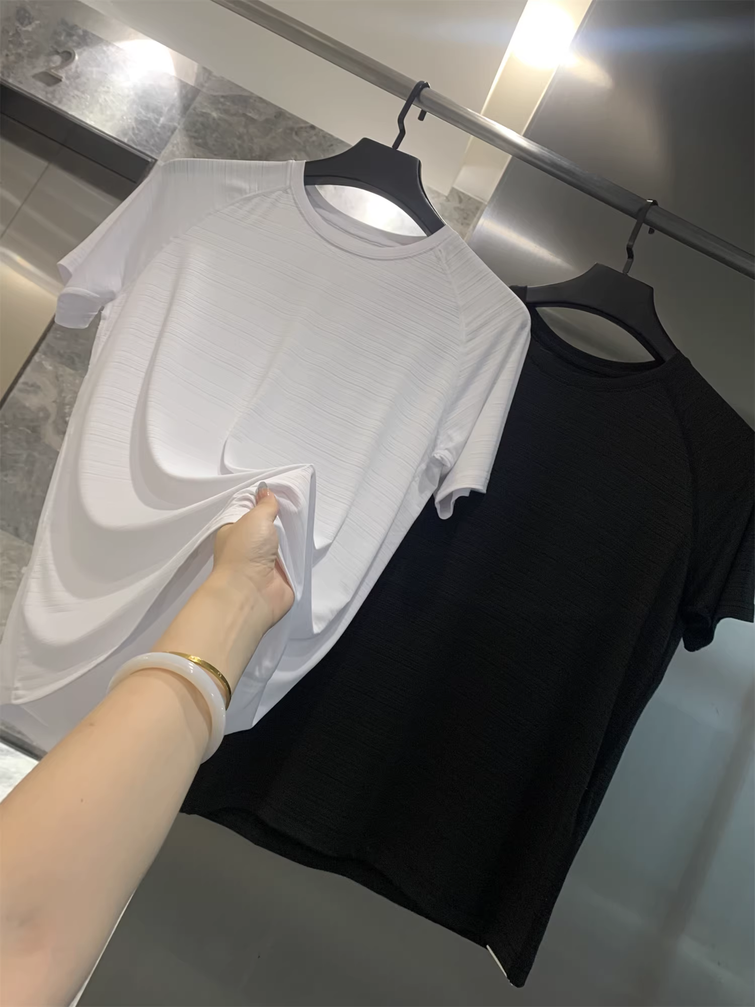 Don Quixote rất ngầu và mềm mại! Lưới thoáng khí như lụa băng! Áo thun ngắn tay thể thao và giải trí mùa hè dành cho nam, nhanh khô