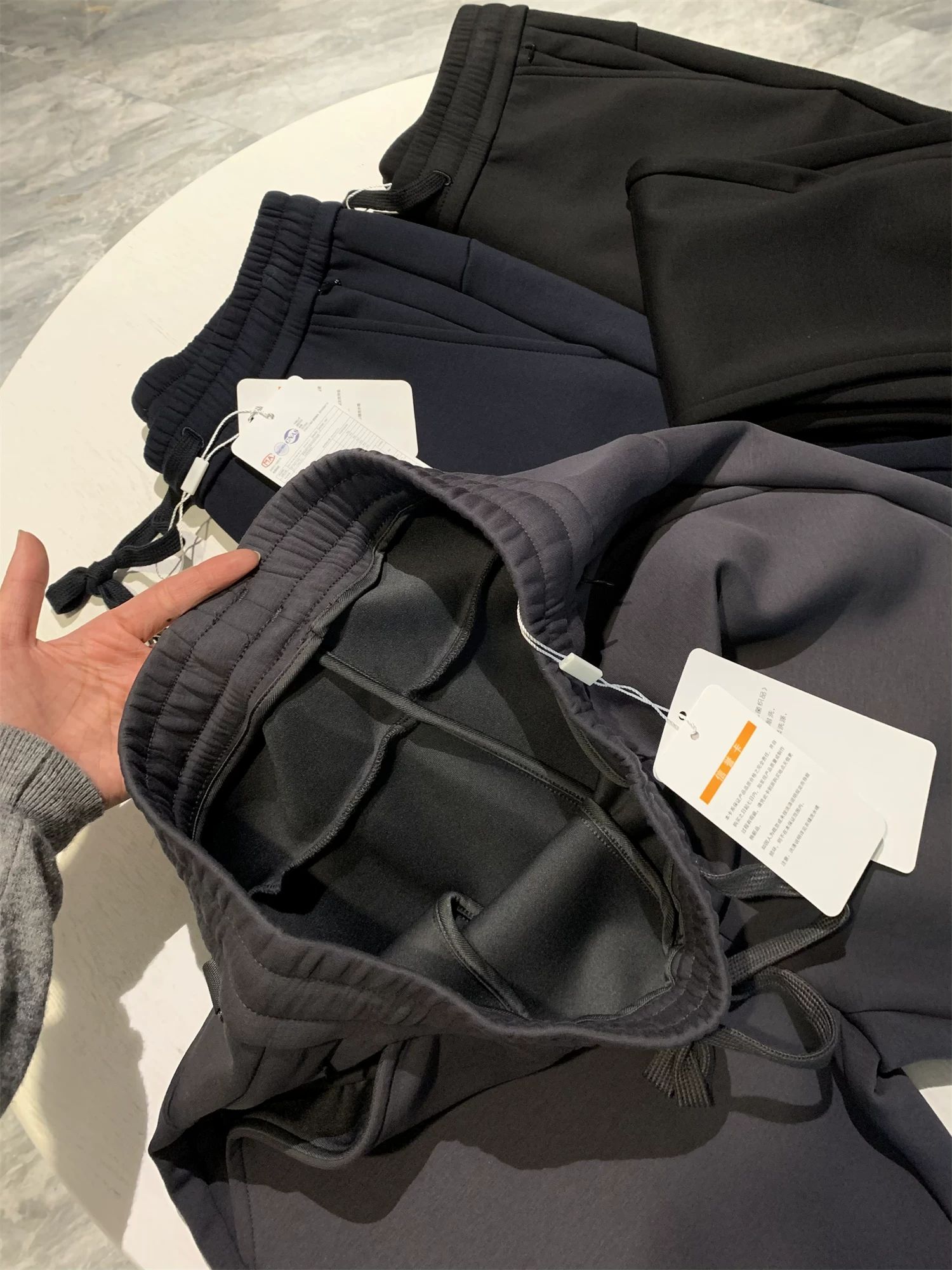 Don Quixote rất đơn giản và đa năng! Quần âu nam ống đứng màu trơn, chất liệu dày dặn, mềm mại, thân thiện với da, thích hợp cho mùa thu đông.