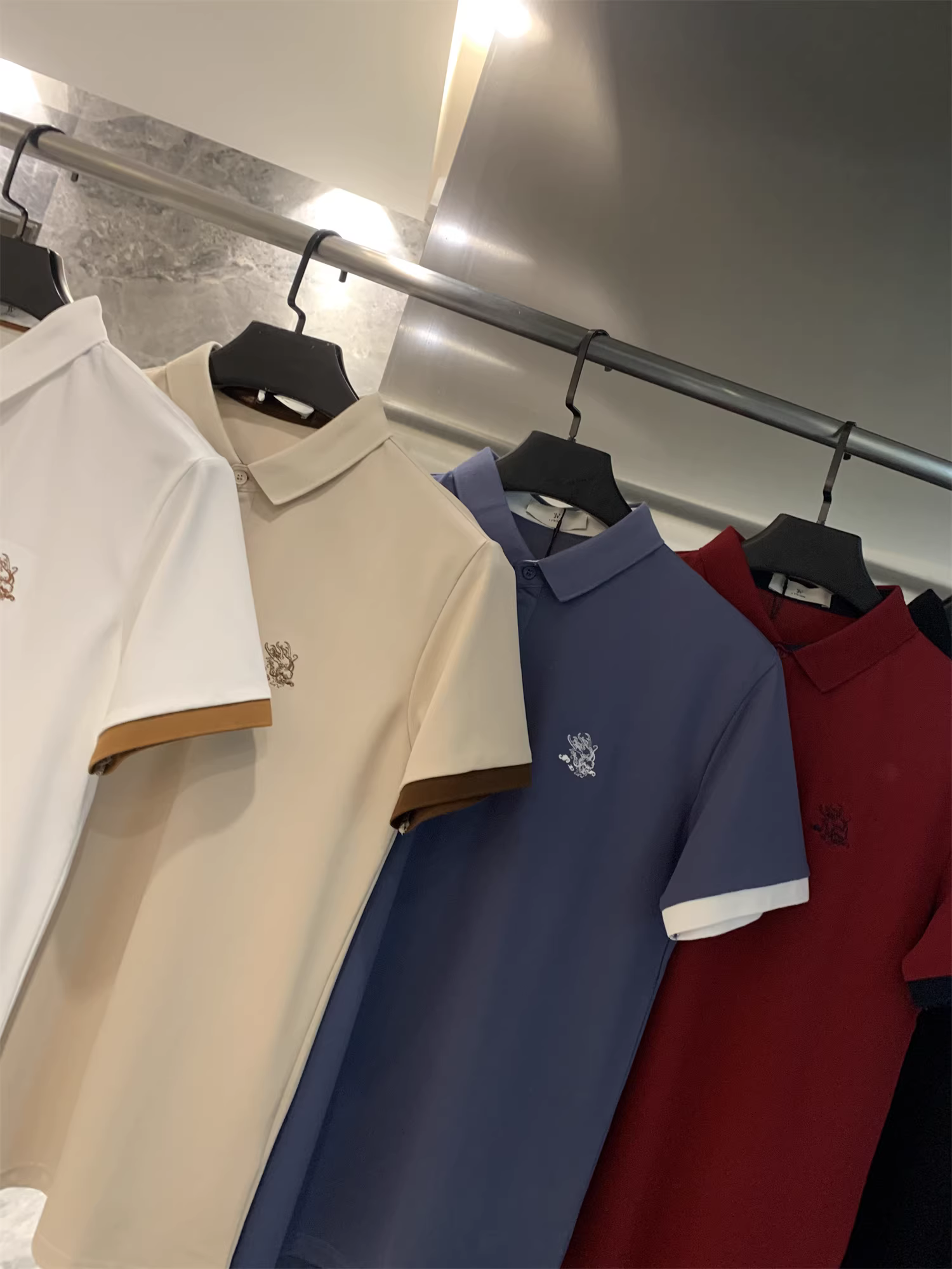 Don Quixote đi mua sắm để đặt hàng! Thoải mái và thoáng khí! Áo polo nam mùa hè màu trơn thêu tay tay ngắn