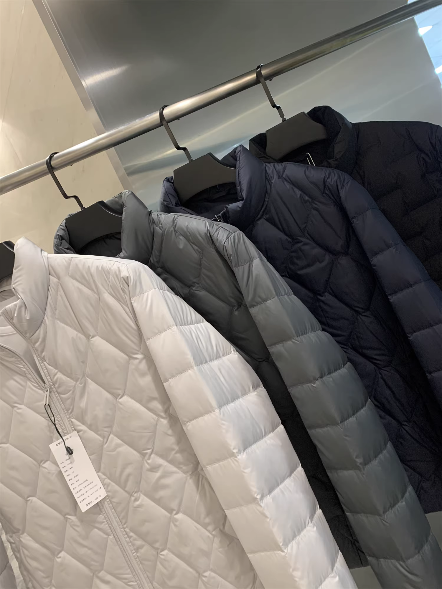 Áo khoác nam cổ đứng, thiết kế may chần bông Don Quixote, ngăn chứa đồ riêng biệt! 90% lông vũ vịt! Nhẹ và ấm áp, hợp thời trang cho mùa đông.