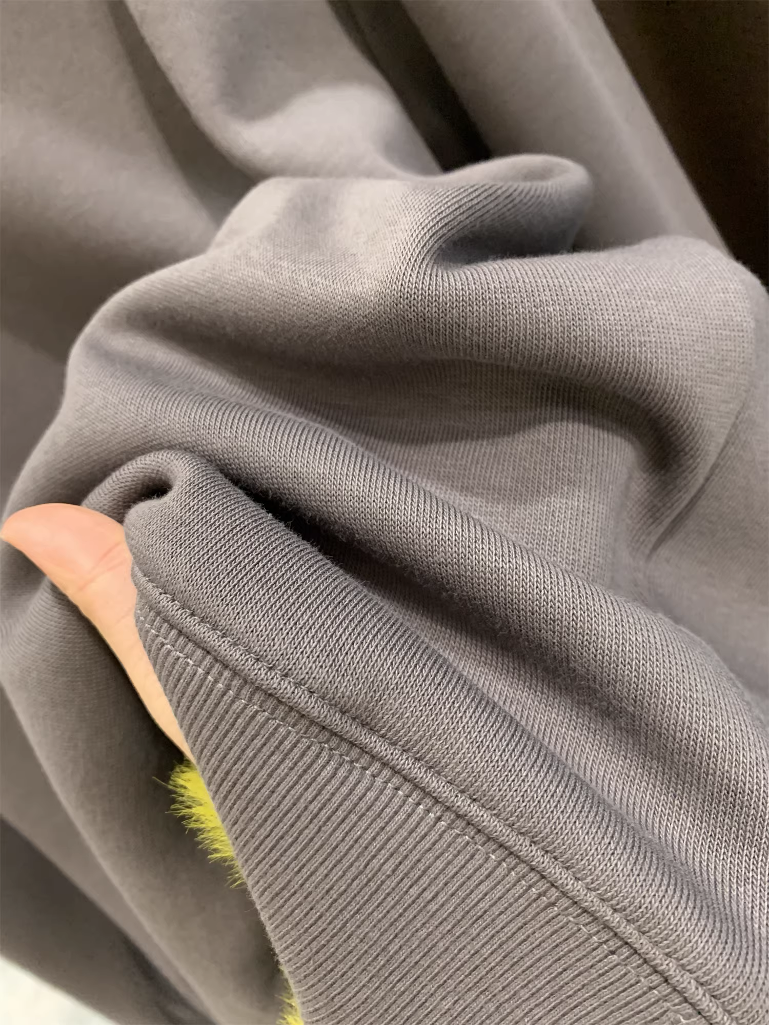 Don Quixote, luôn ấm áp và thoải mái! Áo len cổ tròn lót lông cừu màu trơn đơn giản, ấm áp, thích hợp cho mùa thu và mùa đông.