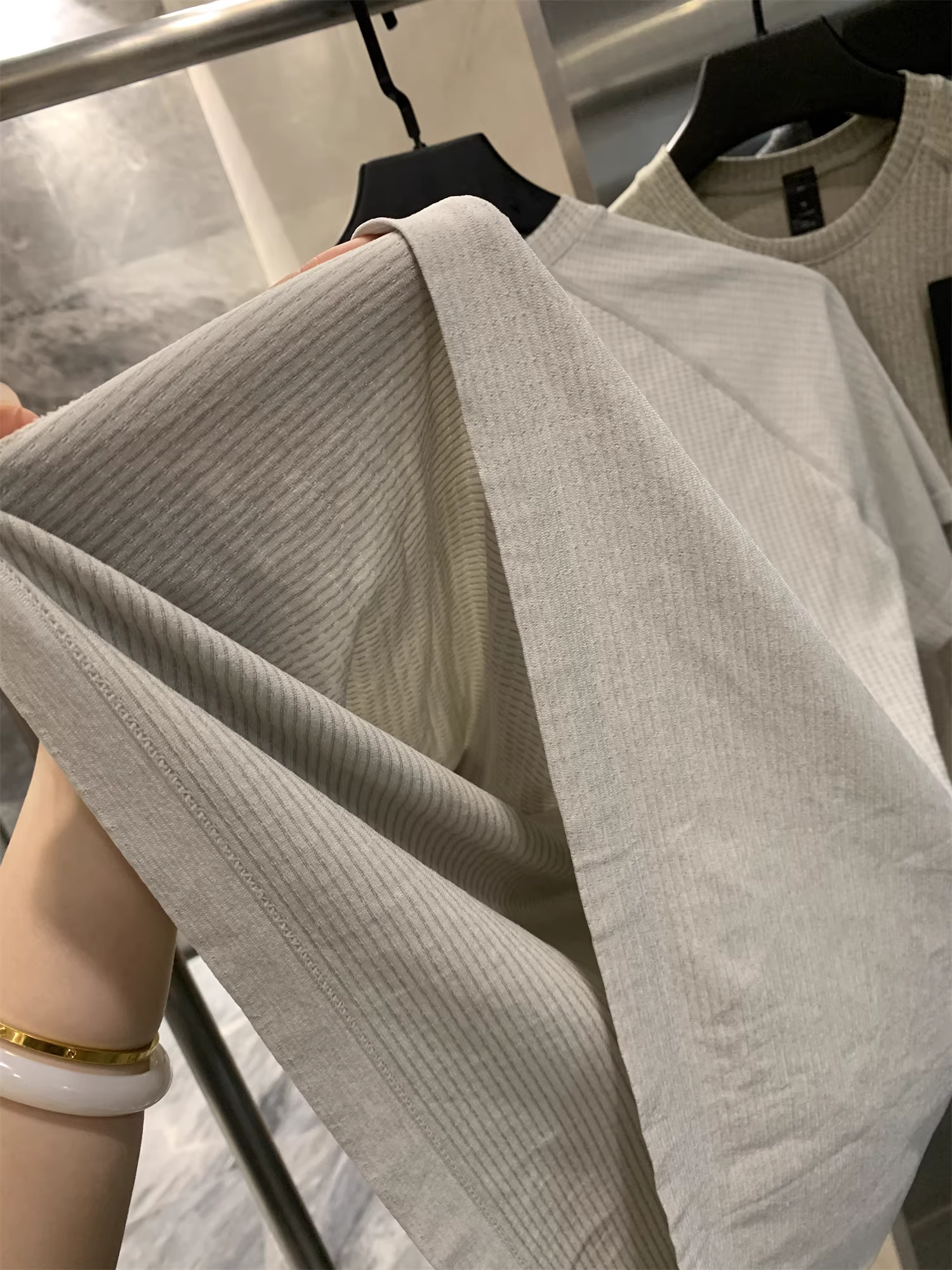 Dòng sản phẩm Don Quixote L đang rất được ưa chuộng! Áo thun ngắn tay cổ tròn, chất liệu dệt kim liền mạch, co giãn cao, thoáng khí, dành cho nam và nữ.