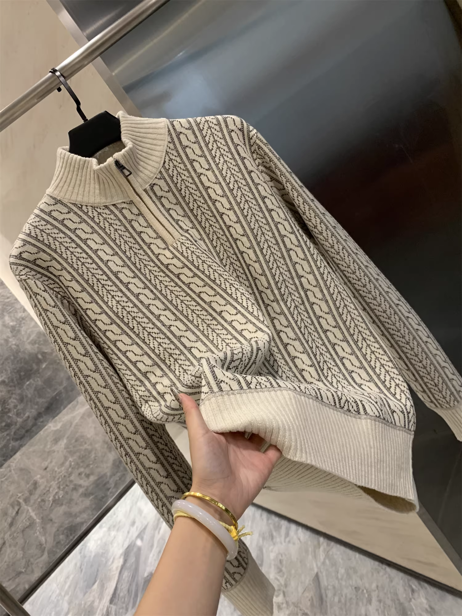 Don Quixote, thật sang trọng! Mềm mại và thân thiện với làn da! Áo len dệt kim cổ đứng nửa khóa kéo, phong cách giản dị và đa năng dành cho nam.