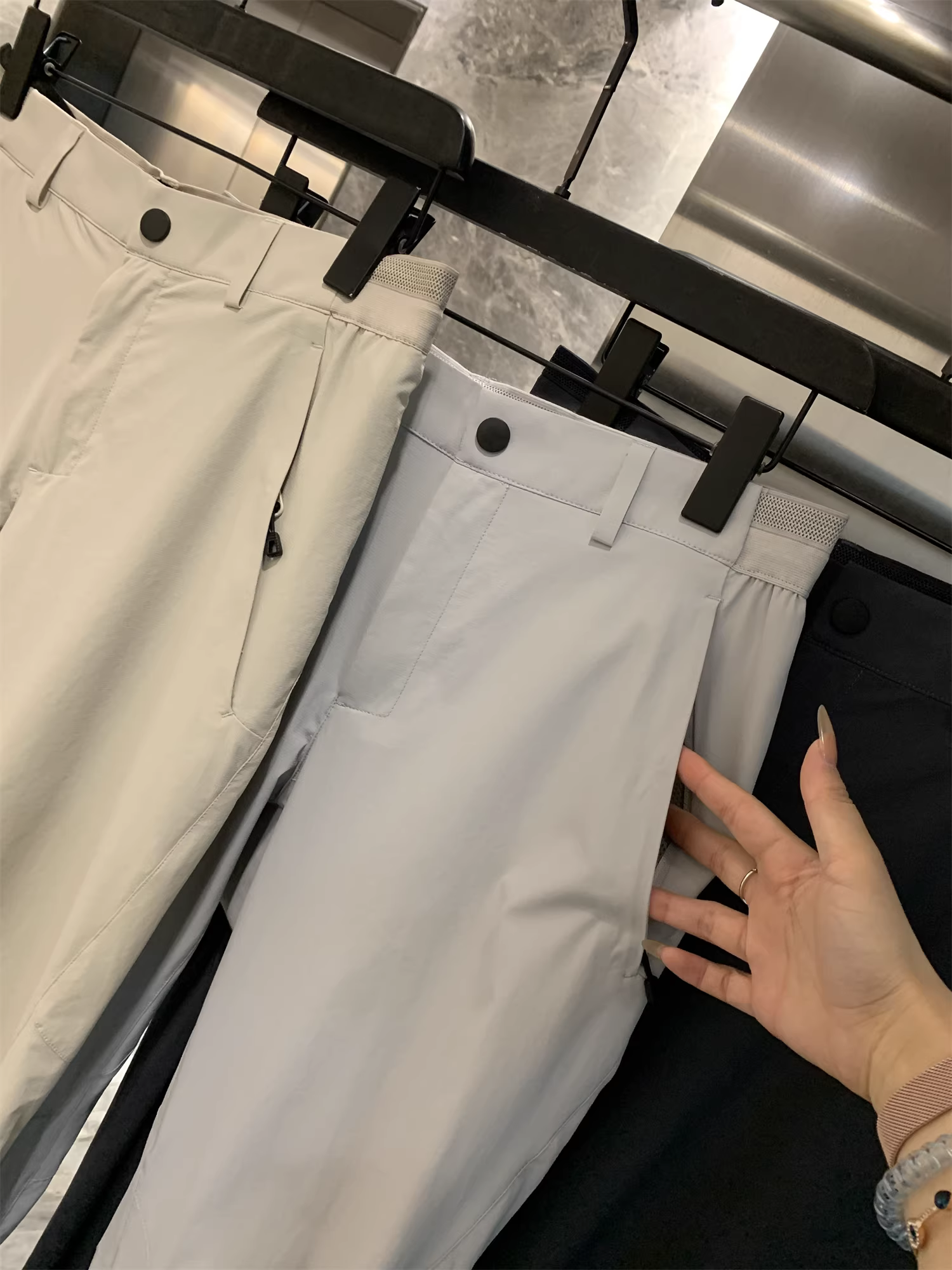 Công nghệ nhanh khô màu đen của Don Quixote! Quần thể thao ngoài trời 3D may đo, nhẹ, nhanh khô, co giãn cao, chất liệu mờ mềm mại.