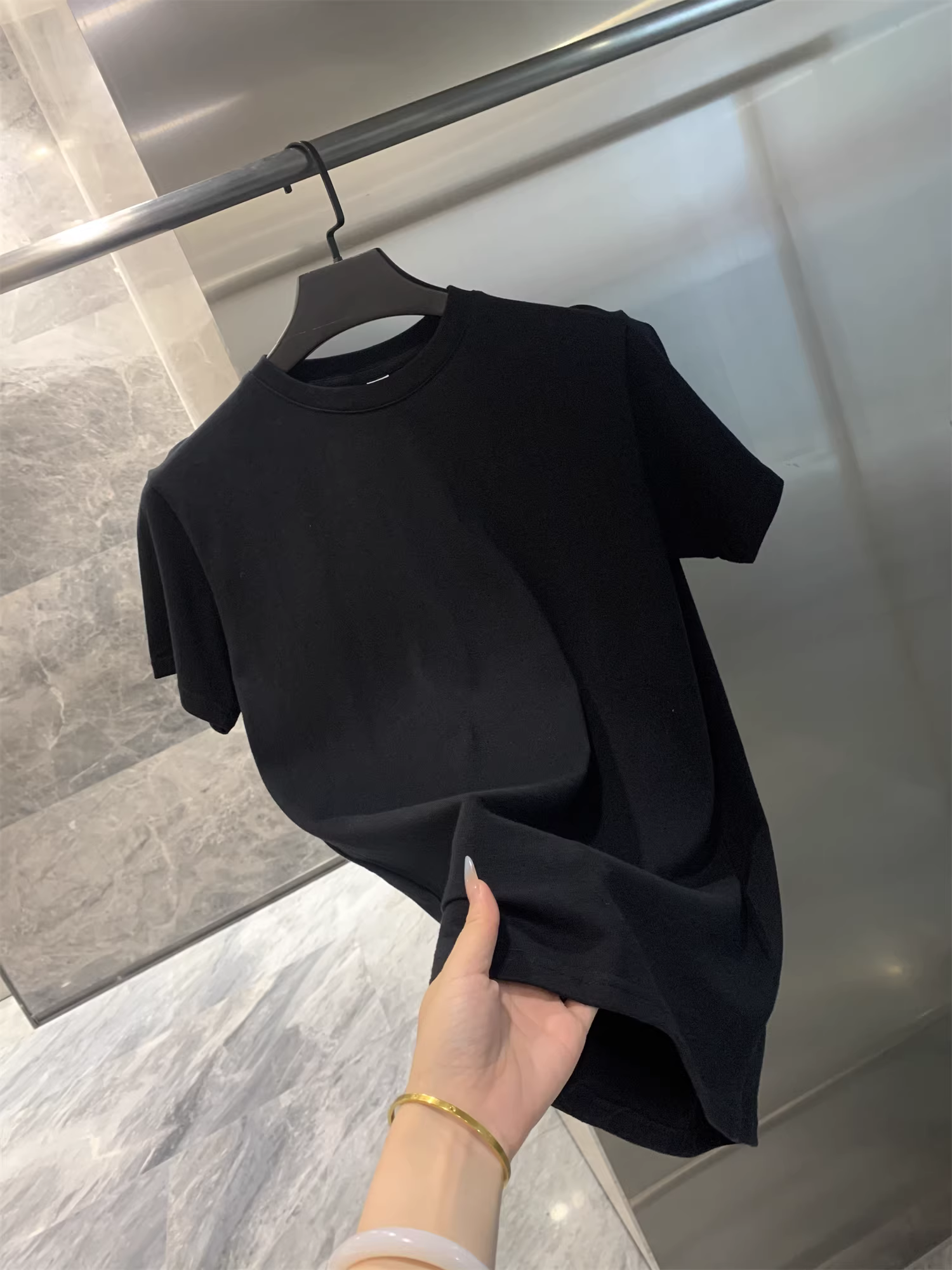 Ưu điểm của Don Quixote! Chất liệu cotton pha cao cấp được may đo riêng! Áo thun ngắn tay màu đen cổ điển, phong cách thường ngày mùa hè dành cho nam.