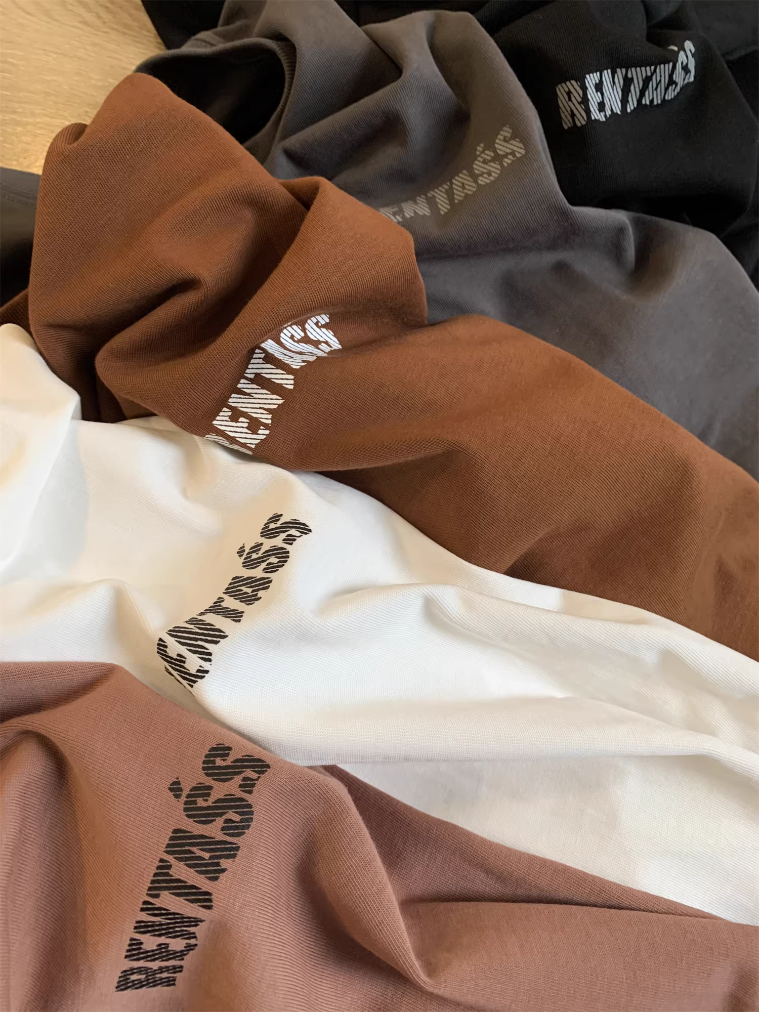 Don Quixote Phong cách cực ngầu! Chất liệu vải cotton chải kỹ! Áo thun nam tay ngắn in chữ mùa hè, kiểu dáng rộng rãi, thoải mái.