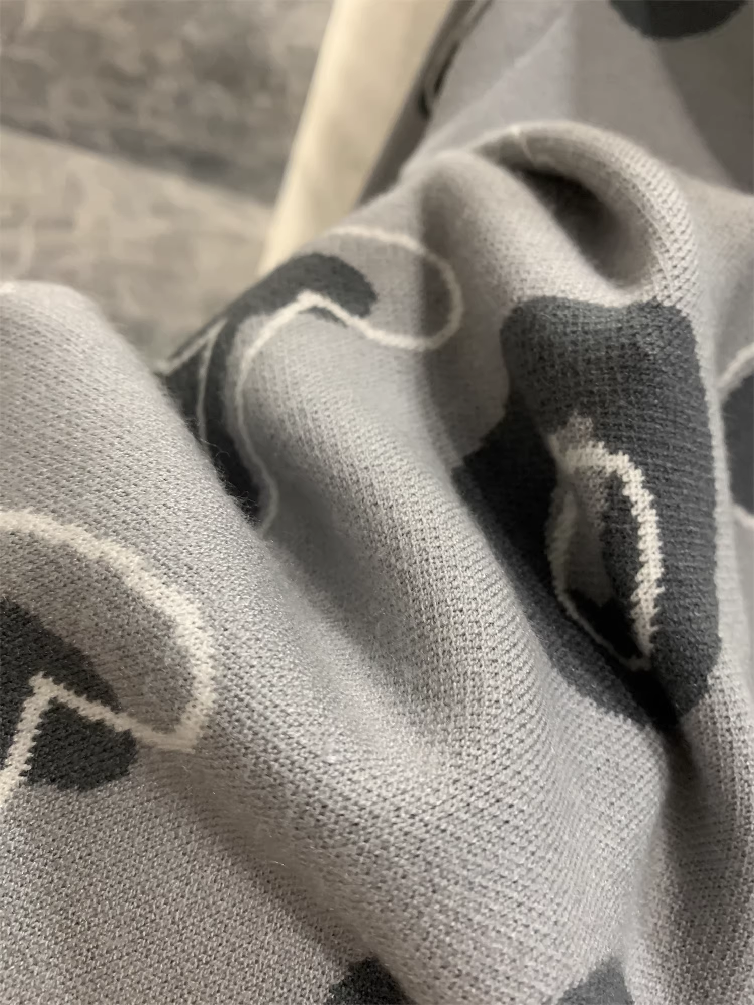 Don Quixote H một chiếc duy nhất! In đầy đủ! Áo len dệt kim dài tay cổ tròn thoải mái mùa thu đông mới dành cho nam giới.