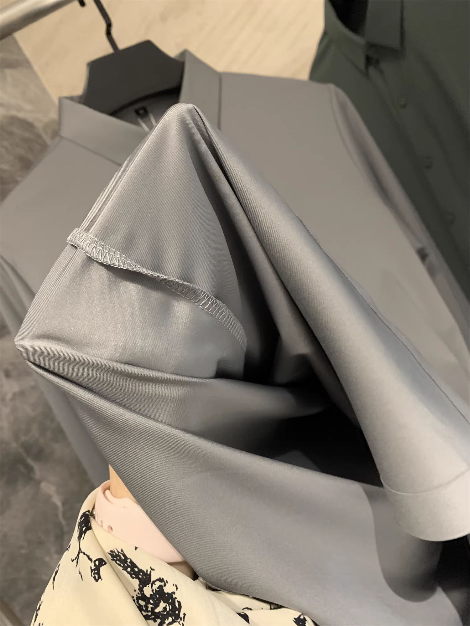 Áo sơ mi nam chất liệu lụa mềm mại, màu trơn, cổ trụ, cắt laser liền mạch, không đường may, theo đơn đặt hàng Don Quixote ODM!